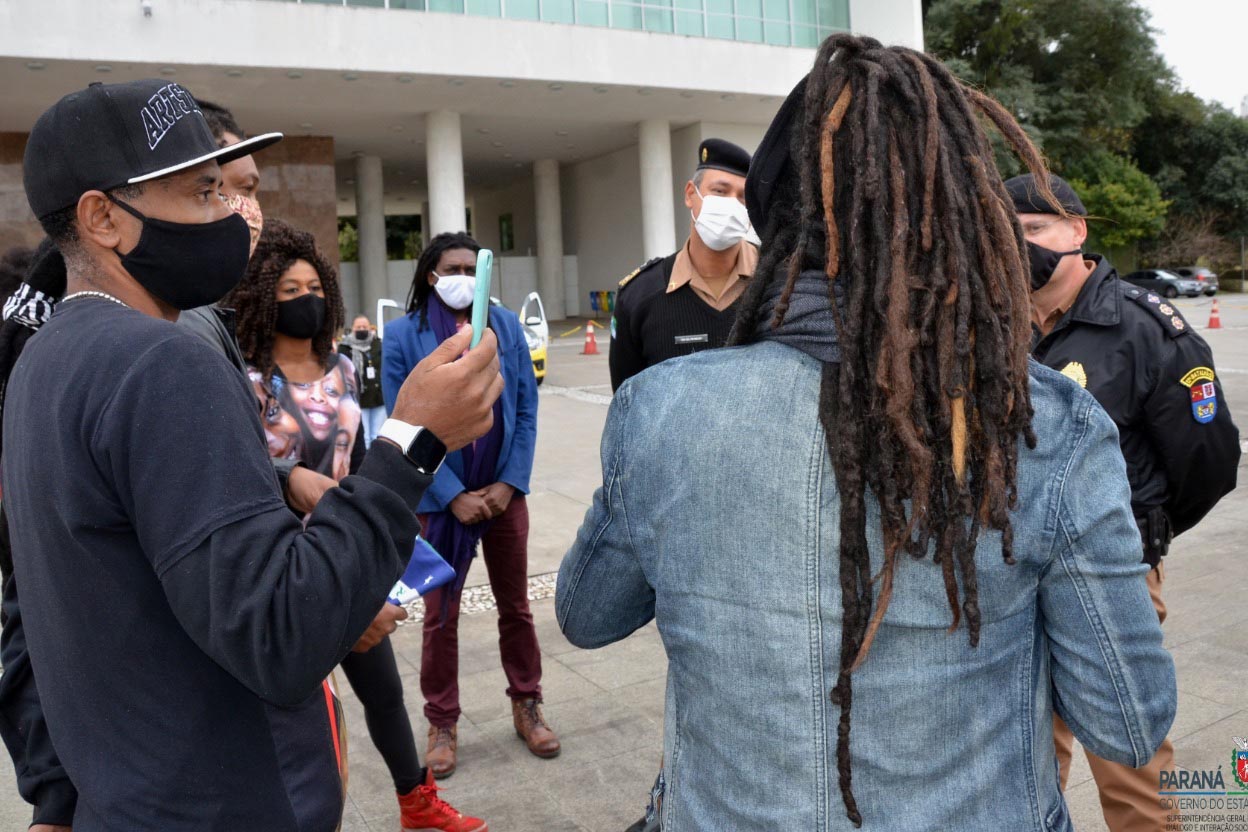 Representantes do Movimento Negro Organizado de Curitiba fizeram nesta quarta-feira (3) a entrega simbólica de uma bandeira nacional ao chefe da Casa Militar do Governo do Estado, tenente-coronel Welby Pereira Sales. O ato, acompanhado pela Superintendência Geral de Diálogo e Interação Social (Sudis), teve como objetivo de repudiar a ação de vandalismo que queimou, na segunda-feira (01), a Bandeira do Brasil que fica hasteada em frente ao Palácio Iguaçu. Foto: Nelson Orlando de Andrade/SUDIS