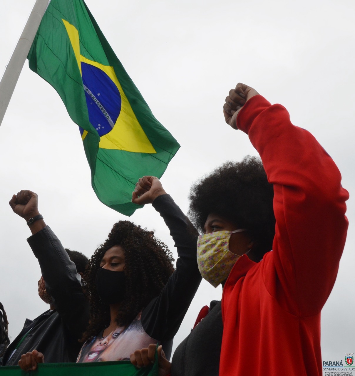 Representantes do Movimento Negro Organizado de Curitiba fizeram nesta quarta-feira (3) a entrega simbólica de uma bandeira nacional ao chefe da Casa Militar do Governo do Estado, tenente-coronel Welby Pereira Sales. O ato, acompanhado pela Superintendência Geral de Diálogo e Interação Social (Sudis), teve como objetivo de repudiar a ação de vandalismo que queimou, na segunda-feira (01), a Bandeira do Brasil que fica hasteada em frente ao Palácio Iguaçu. Foto: Nelson Orlando de Andrade/SUDIS