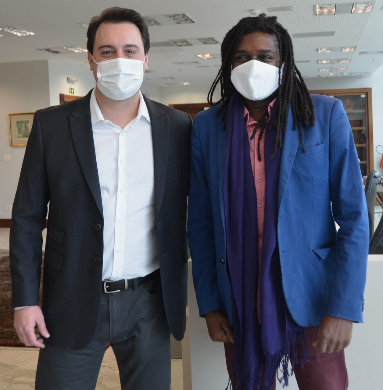 Representantes do Movimento Negro Organizado de Curitiba fizeram nesta quarta-feira (3) a entrega simbólica de uma bandeira nacional ao chefe da Casa Militar do Governo do Estado, tenente-coronel Welby Pereira Sales. O ato, acompanhado pela Superintendência Geral de Diálogo e Interação Social (Sudis), teve como objetivo de repudiar a ação de vandalismo que queimou, na segunda-feira (01), a Bandeira do Brasil que fica hasteada em frente ao Palácio Iguaçu. Foto: Nelson Orlando de Andrade/SUDIS