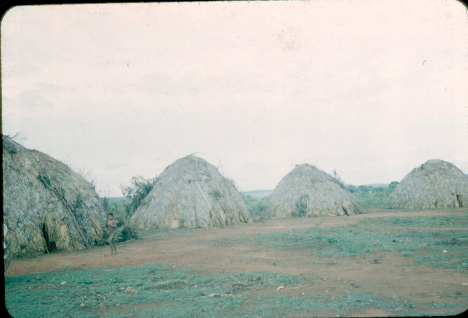Construções em Aldeia Xavante, Mato Grosso/Brasil, 1955. Diapositivo cromogêneo. Coleção Vladimir Kozák.Foto:  Acervo Museu Paranaense.