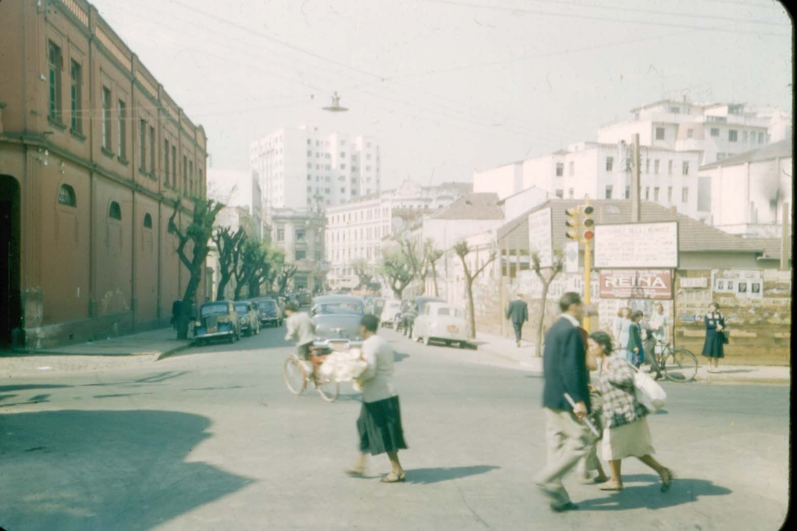 Rua Ébano Pereira esquina com Rua Cândido Lopes, Curitiba-PR. Diapositivo cromogêneo. Coleção Vladimir Kozák. Foto: Acervo Museu Paranaense.