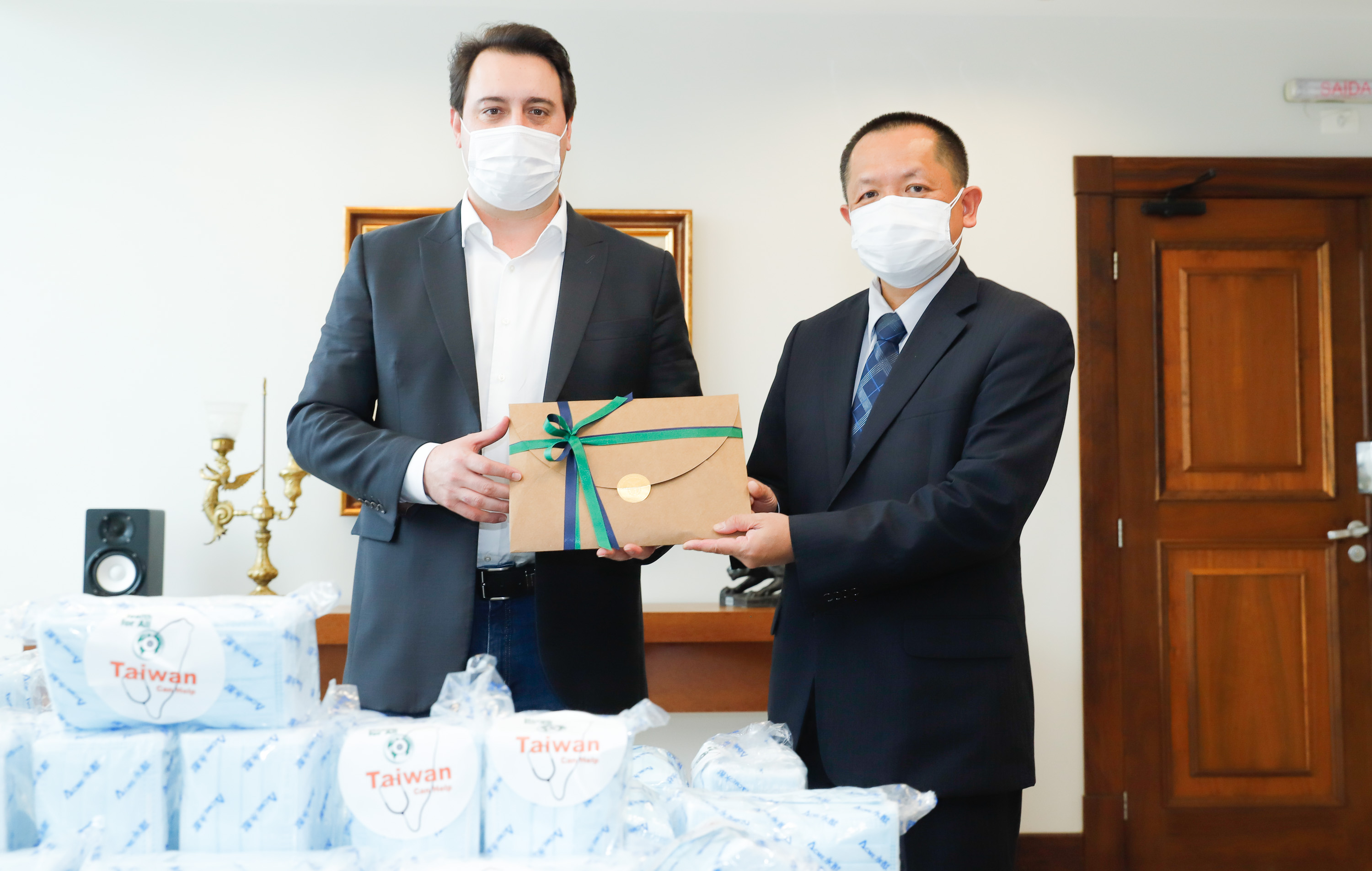 O Paraná recebeu 400 mil máscaras cirúrgicas do Escritório Econômico e Cultural de Taipei no Brasil, organização que representa os interesses de Taiwan no País