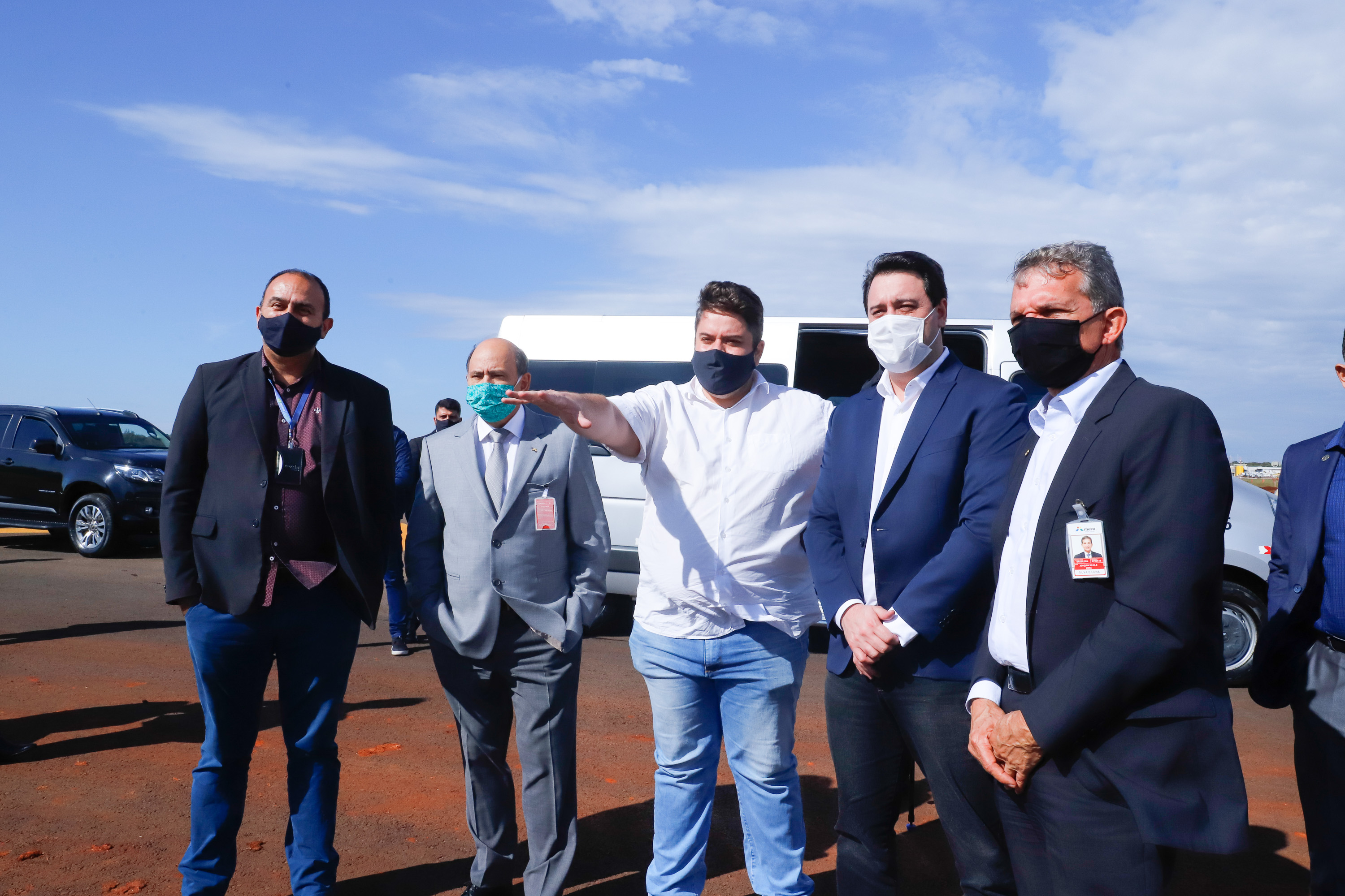 O governador Carlos Massa Ratinho Junior participou nesta quinta-feira (18) de uma reunião com a direção brasileira de Itaipu Binacional, em Foz do Iguaçu, e destacou que a parceria entre o Estado e a hidrelétrica é fundamental para ajudar o Paraná na retomada da economia. Na foto, vistoria da ampliação da pista de pouso e decolagem do aeroporto de Foz do Iguaçu