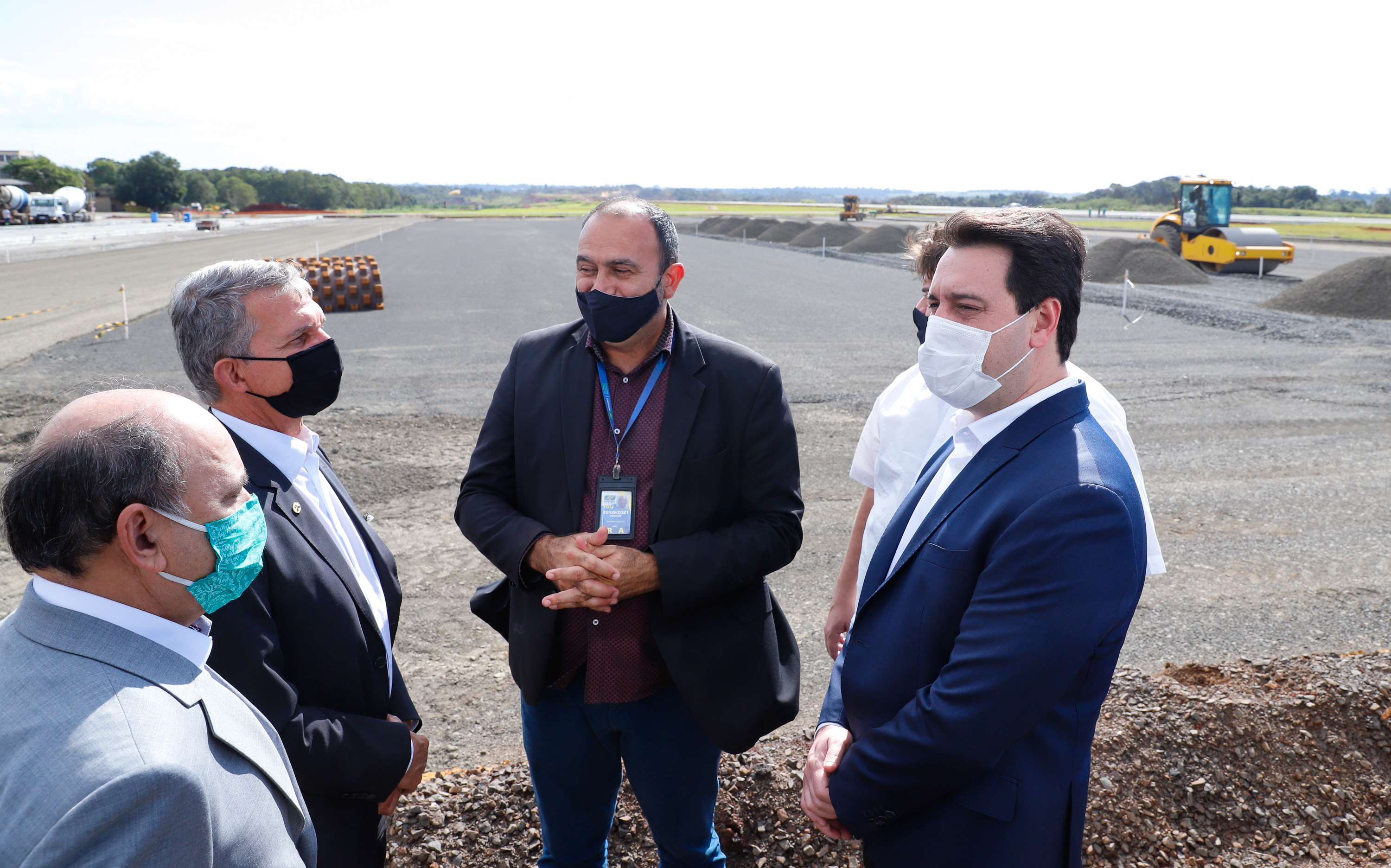 O governador Carlos Massa Ratinho Junior participou nesta quinta-feira (18) de uma reunião com a direção brasileira de Itaipu Binacional, em Foz do Iguaçu, e destacou que a parceria entre o Estado e a hidrelétrica é fundamental para ajudar o Paraná na retomada da economia. Na foto, vistoria da ampliação da pista de pouso e decolagem do aeroporto de Foz do Iguaçu