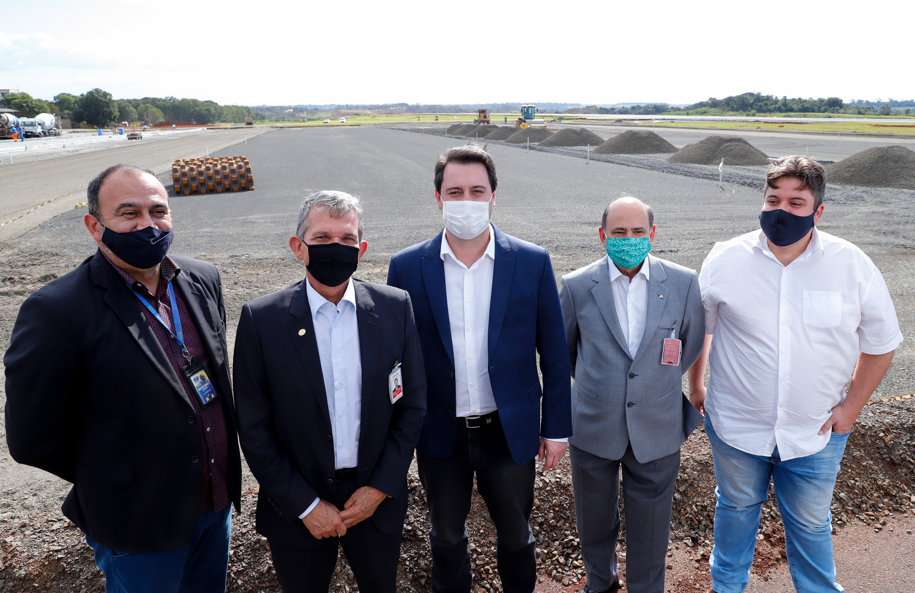 O governador Carlos Massa Ratinho Junior participou nesta quinta-feira (18) de uma reunião com a direção brasileira de Itaipu Binacional, em Foz do Iguaçu, e destacou que a parceria entre o Estado e a hidrelétrica é fundamental para ajudar o Paraná na retomada da economia. Na foto, vistoria da ampliação da pista de pouso e decolagem do aeroporto de Foz do Iguaçu