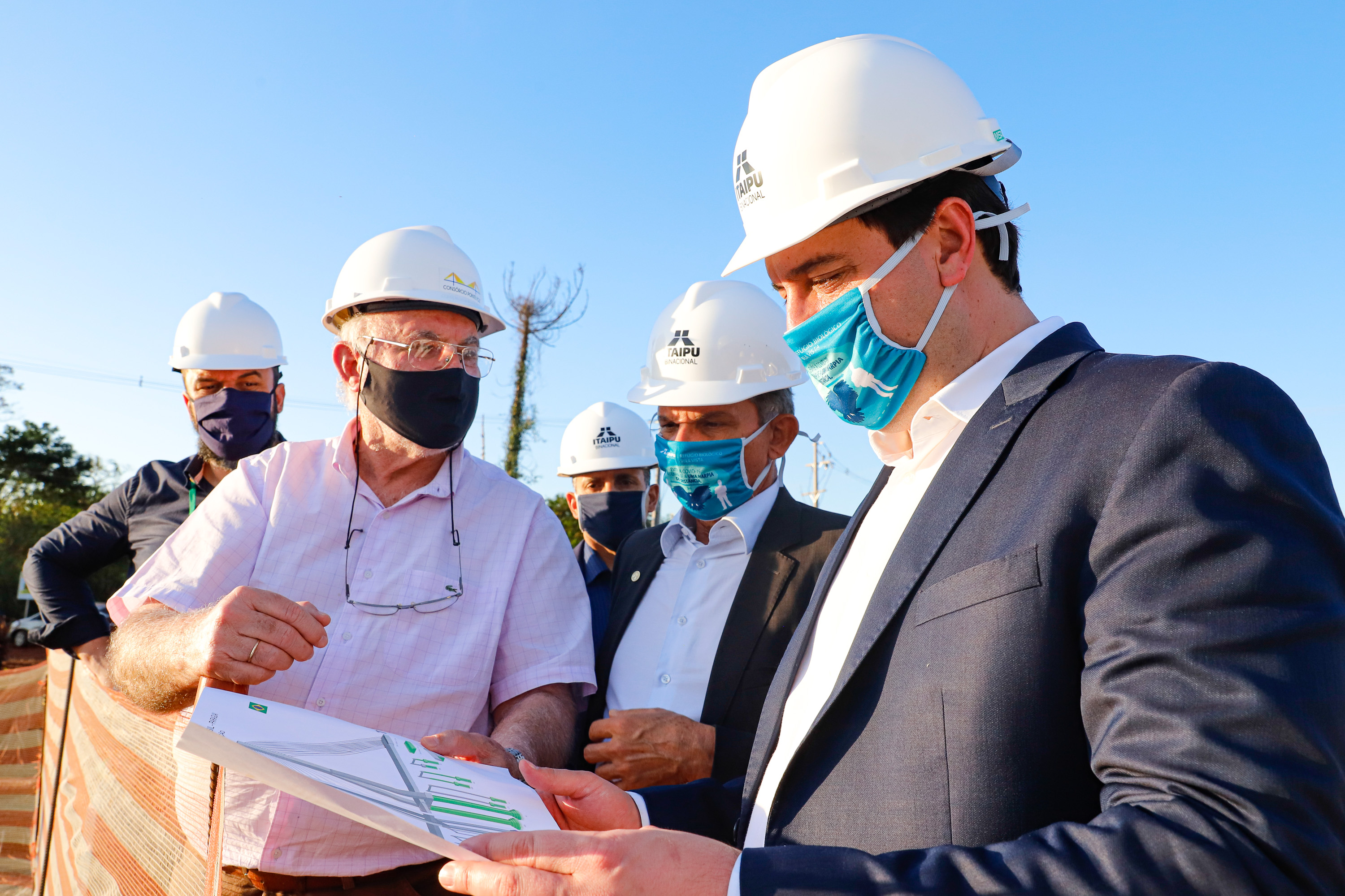 O governador Carlos Massa Ratinho Junior participou nesta quinta-feira (18) de uma reunião com a direção brasileira de Itaipu Binacional, em Foz do Iguaçu, e destacou que a parceria entre o Estado e a hidrelétrica é fundamental para ajudar o Paraná na retomada da economia.- Após a reunião, houve uma vistoria nas obras da Ponte da Integração Brasil-Paraguai, que estão em ritmo acelerado.