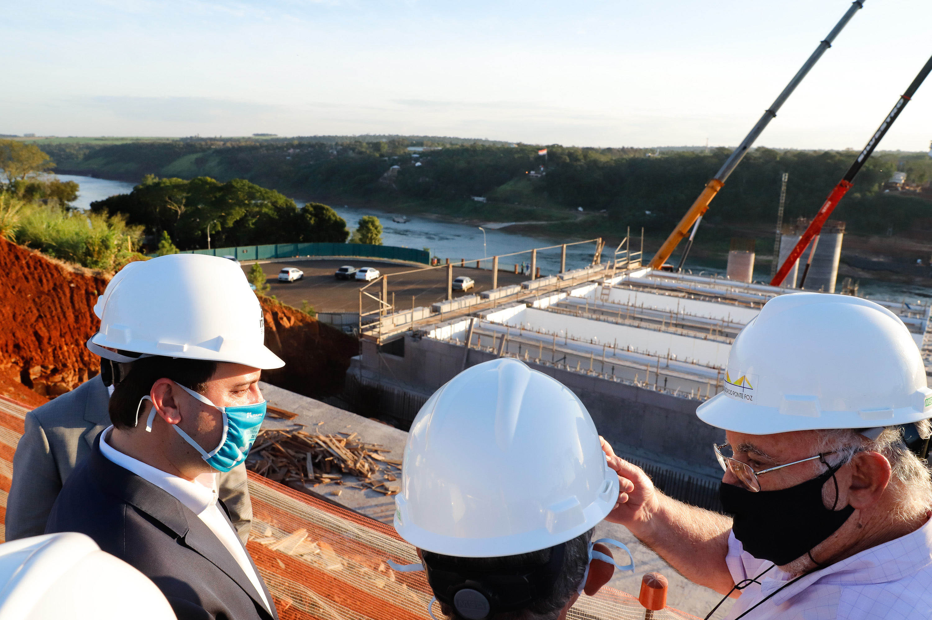 O governador Carlos Massa Ratinho Junior participou nesta quinta-feira (18) de uma reunião com a direção brasileira de Itaipu Binacional, em Foz do Iguaçu, e destacou que a parceria entre o Estado e a hidrelétrica é fundamental para ajudar o Paraná na retomada da economia.- Após a reunião, houve uma vistoria nas obras da Ponte da Integração Brasil-Paraguai, que estão em ritmo acelerado.