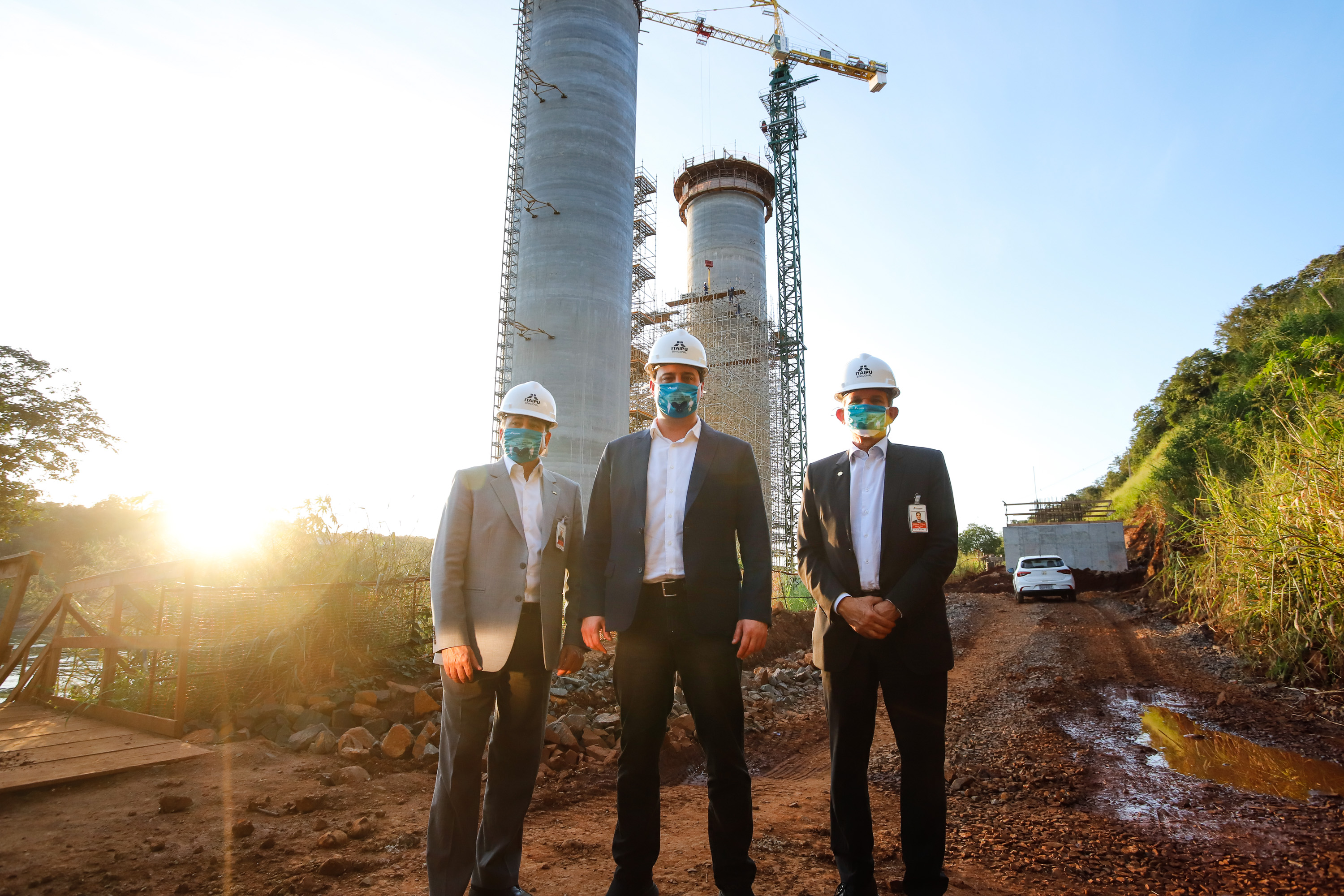 O governador Carlos Massa Ratinho Junior participou nesta quinta-feira (18) de uma reunião com a direção brasileira de Itaipu Binacional, em Foz do Iguaçu, e destacou que a parceria entre o Estado e a hidrelétrica é fundamental para ajudar o Paraná na retomada da economia.- Após a reunião, houve uma vistoria nas obras da Ponte da Integração Brasil-Paraguai, que estão em ritmo acelerado.