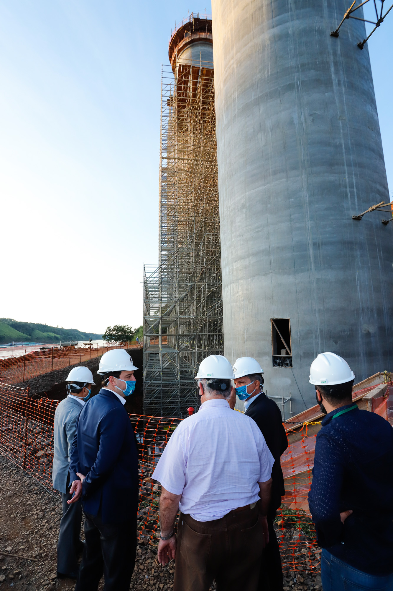 O governador Carlos Massa Ratinho Junior participou nesta quinta-feira (18) de uma reunião com a direção brasileira de Itaipu Binacional, em Foz do Iguaçu, e destacou que a parceria entre o Estado e a hidrelétrica é fundamental para ajudar o Paraná na retomada da economia.- Após a reunião, houve uma vistoria nas obras da Ponte da Integração Brasil-Paraguai, que estão em ritmo acelerado.
