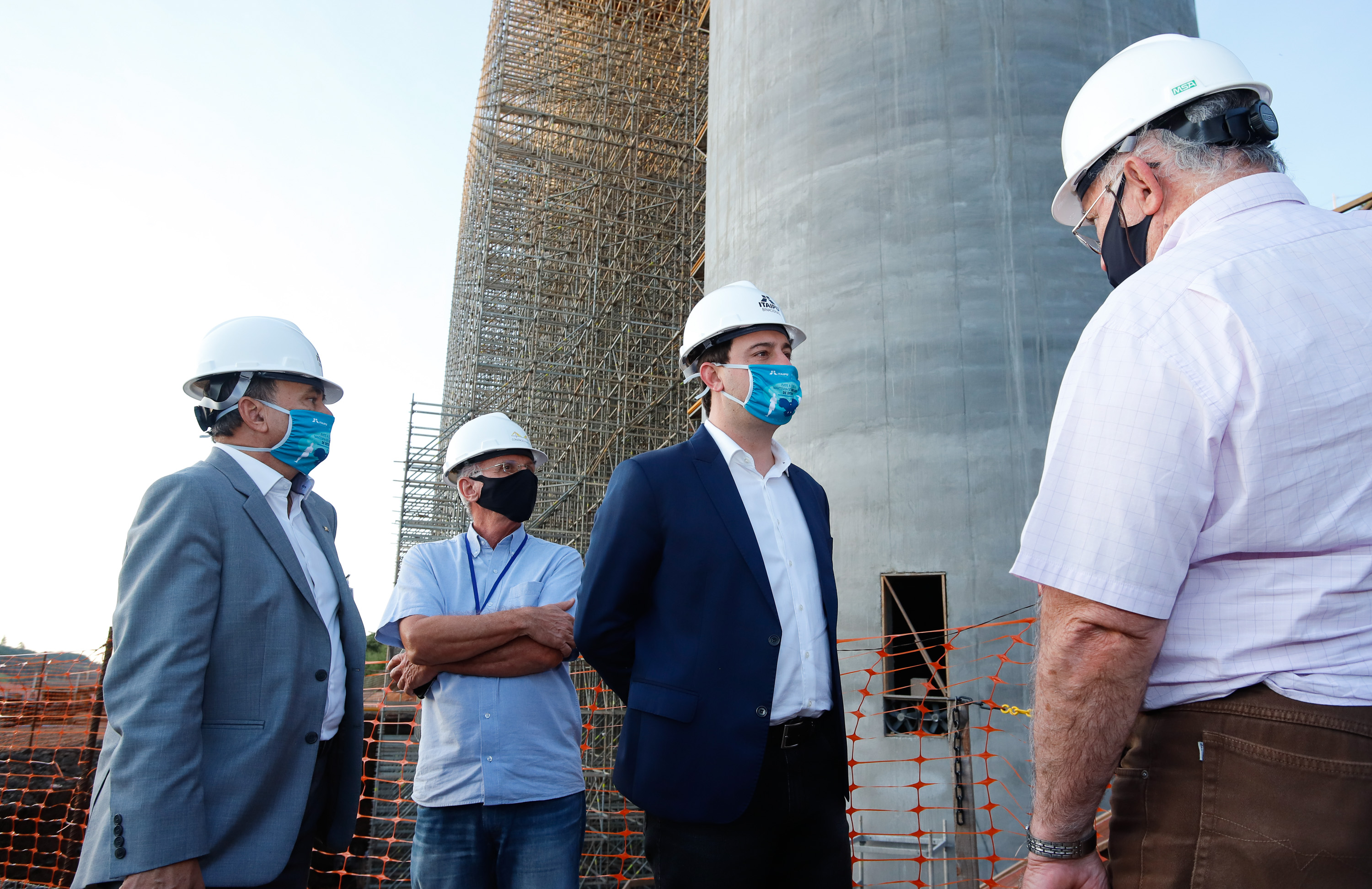 O governador Carlos Massa Ratinho Junior participou nesta quinta-feira (18) de uma reunião com a direção brasileira de Itaipu Binacional, em Foz do Iguaçu, e destacou que a parceria entre o Estado e a hidrelétrica é fundamental para ajudar o Paraná na retomada da economia.- Após a reunião, houve uma vistoria nas obras da Ponte da Integração Brasil-Paraguai, que estão em ritmo acelerado.