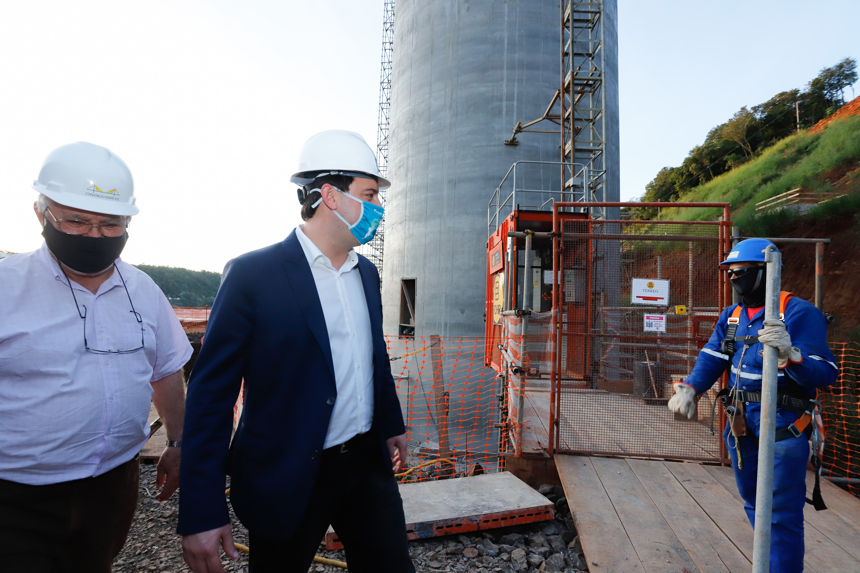 O governador Carlos Massa Ratinho Junior participou nesta quinta-feira (18) de uma reunião com a direção brasileira de Itaipu Binacional, em Foz do Iguaçu, e destacou que a parceria entre o Estado e a hidrelétrica é fundamental para ajudar o Paraná na retomada da economia.- Após a reunião, houve uma vistoria nas obras da Ponte da Integração Brasil-Paraguai, que estão em ritmo acelerado.
