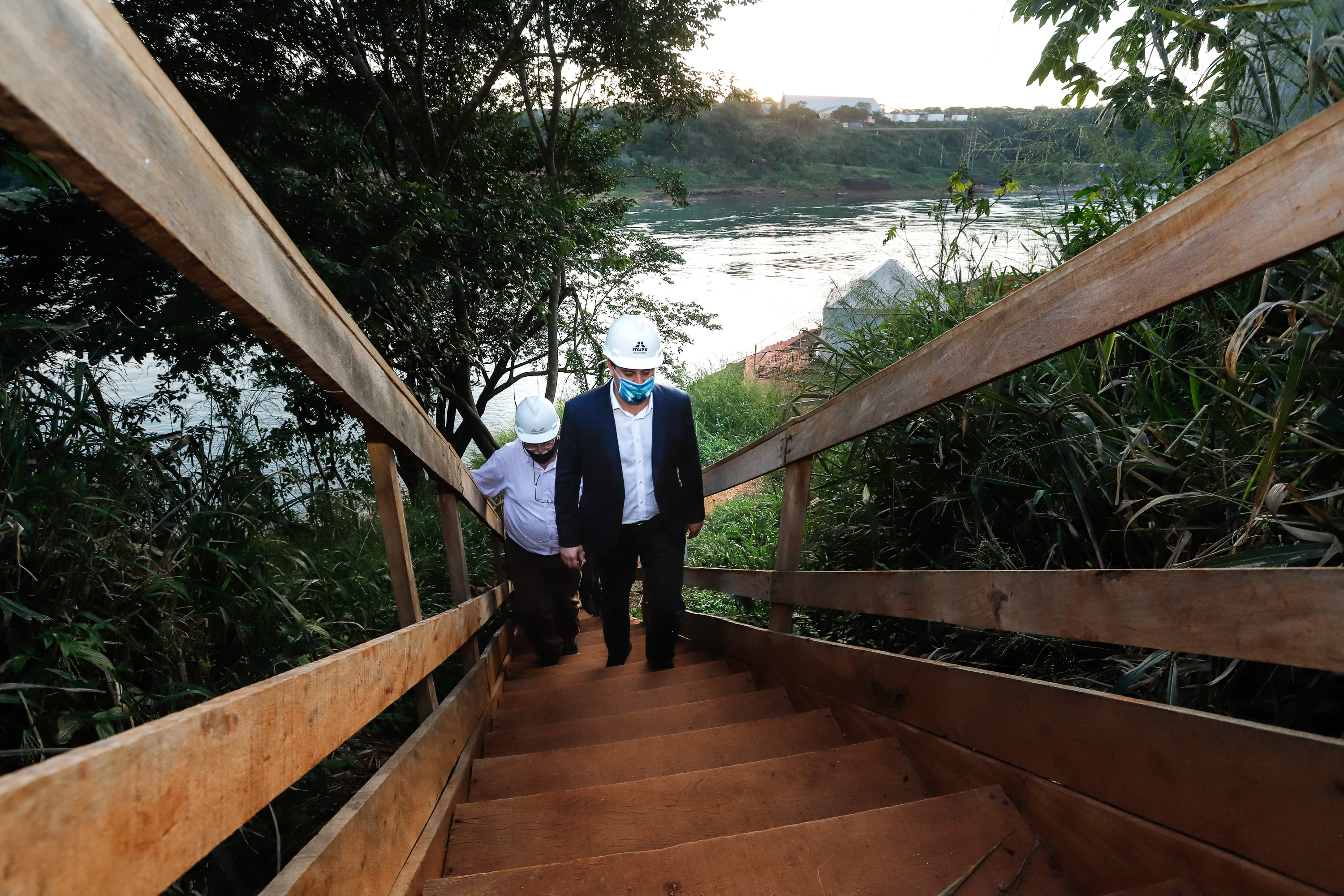 O governador Carlos Massa Ratinho Junior participou nesta quinta-feira (18) de uma reunião com a direção brasileira de Itaipu Binacional, em Foz do Iguaçu, e destacou que a parceria entre o Estado e a hidrelétrica é fundamental para ajudar o Paraná na retomada da economia.- Após a reunião, houve uma vistoria nas obras da Ponte da Integração Brasil-Paraguai, que estão em ritmo acelerado.
