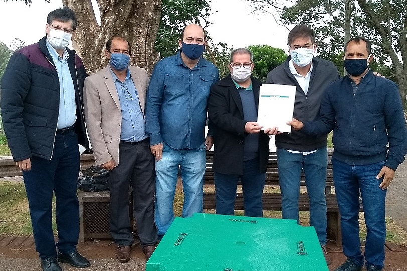 A ordem de serviço assinada na manhã desta terça-feira estende o benefício do esgoto sanitário para mais dois bairros da cidade
Foto: SANEPAR