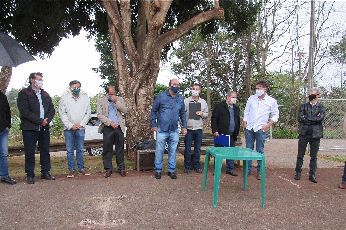 A ordem de serviço assinada na manhã desta terça-feira estende o benefício do esgoto sanitário para mais dois bairros da cidade
Foto: SANEPAR