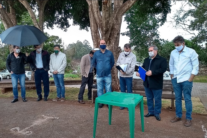 A ordem de serviço assinada na manhã desta terça-feira estende o benefício do esgoto sanitário para mais dois bairros da cidade
Foto: SANEPAR