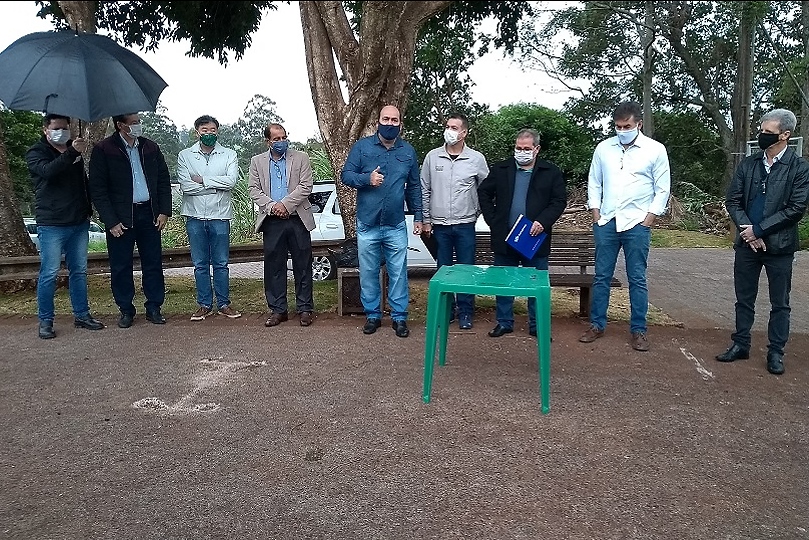 A ordem de serviço assinada na manhã desta terça-feira estende o benefício do esgoto sanitário para mais dois bairros da cidade
Foto: SANEPAR