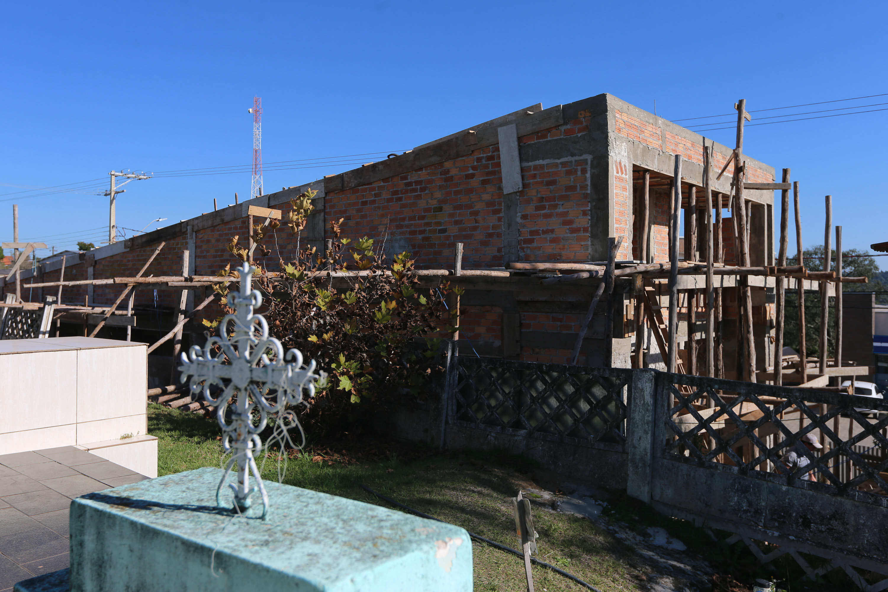 A Secretaria de Desenvolvimento Urbano e Obras Públicas está investindo R$ 273 mil para a construção da nova capela mortuária do município (o prédio original é de 1996), além de R$ 370 mil para o novo muro e uma rampa de acesso ao cemitério. Foto: Geraldo Bubniak/AEN