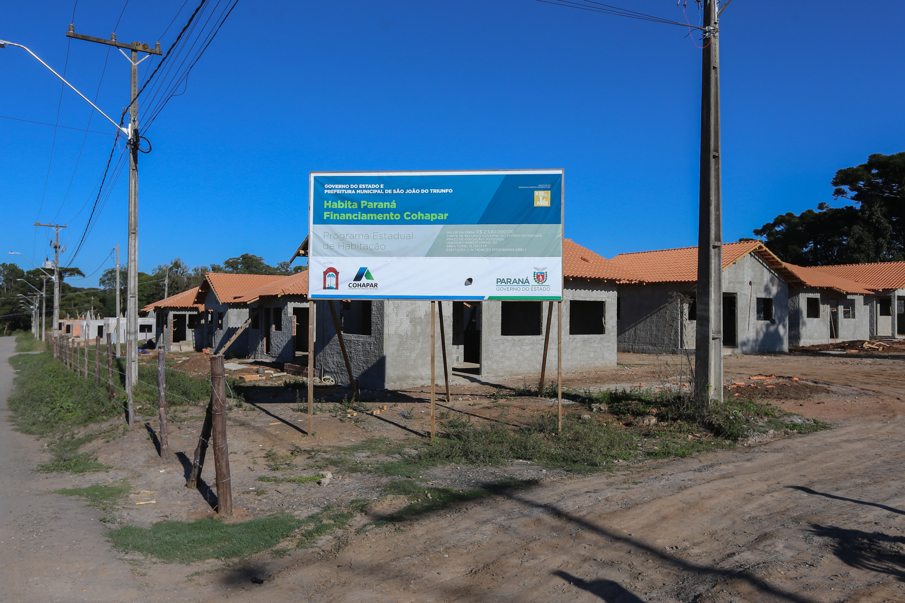 As 30 casas do novo conjunto habitacional de São João do Triunfo ainda têm a cor cinza de reboco na parede, madeira exposta nos telhados e como pano de fundo o corre-corre da construção civil, mas elas já estão visíveis em um espaço plano de 13,7 mil metros quadrados