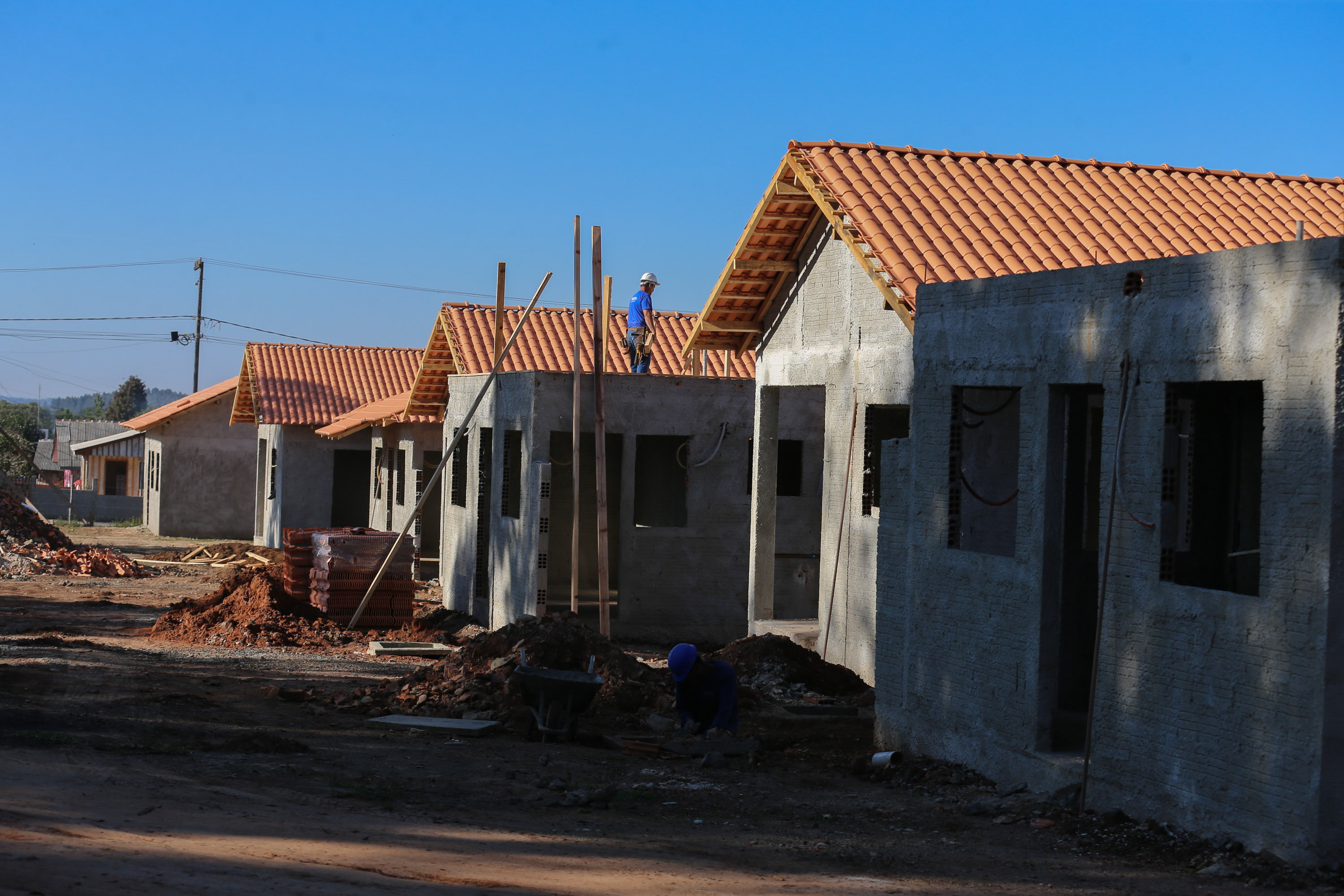 As 30 casas do novo conjunto habitacional de São João do Triunfo ainda têm a cor cinza de reboco na parede, madeira exposta nos telhados e como pano de fundo o corre-corre da construção civil, mas elas já estão visíveis em um espaço plano de 13,7 mil metros quadrados