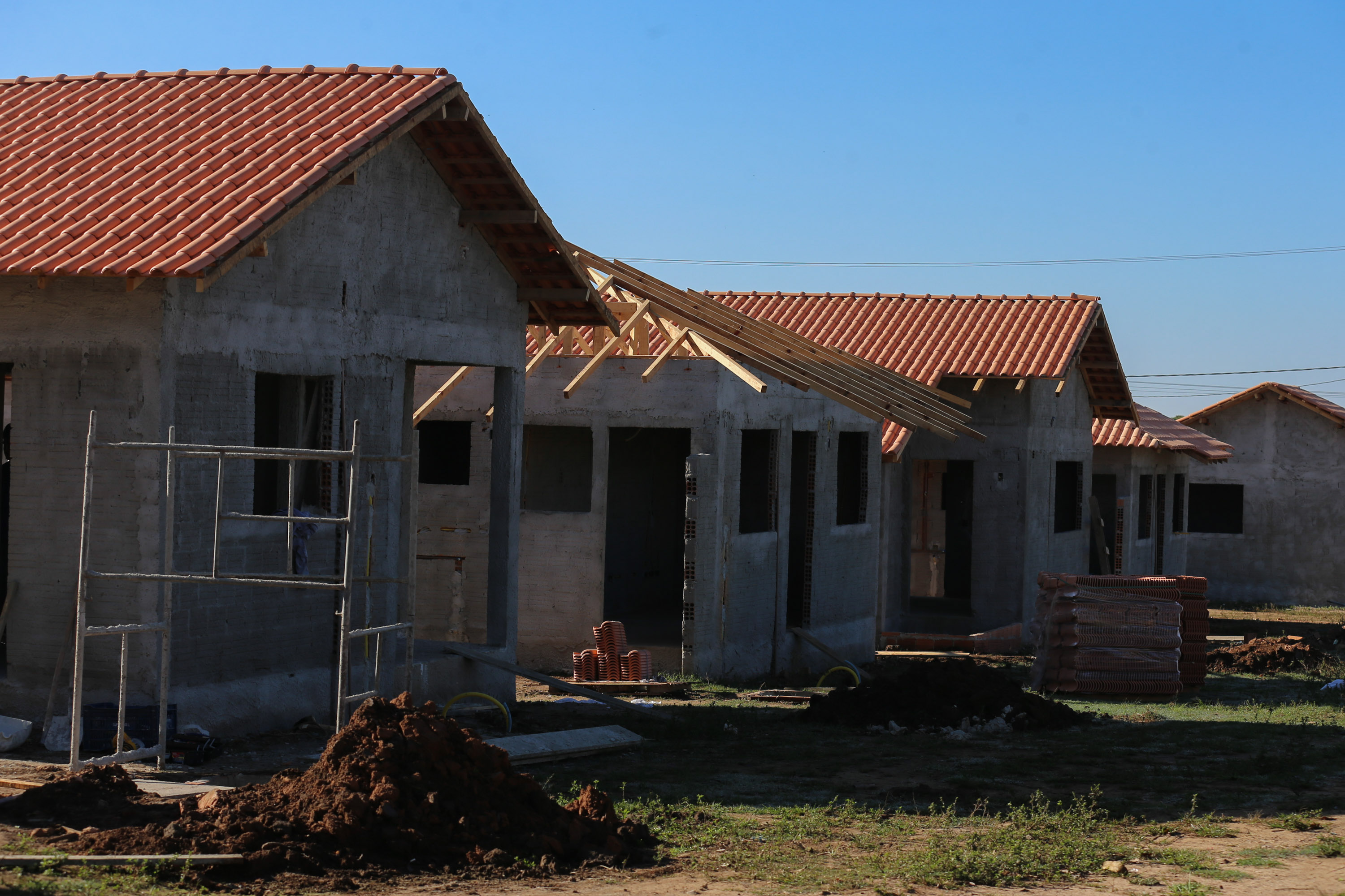 As 30 casas do novo conjunto habitacional de São João do Triunfo ainda têm a cor cinza de reboco na parede, madeira exposta nos telhados e como pano de fundo o corre-corre da construção civil, mas elas já estão visíveis em um espaço plano de 13,7 mil metros quadrados