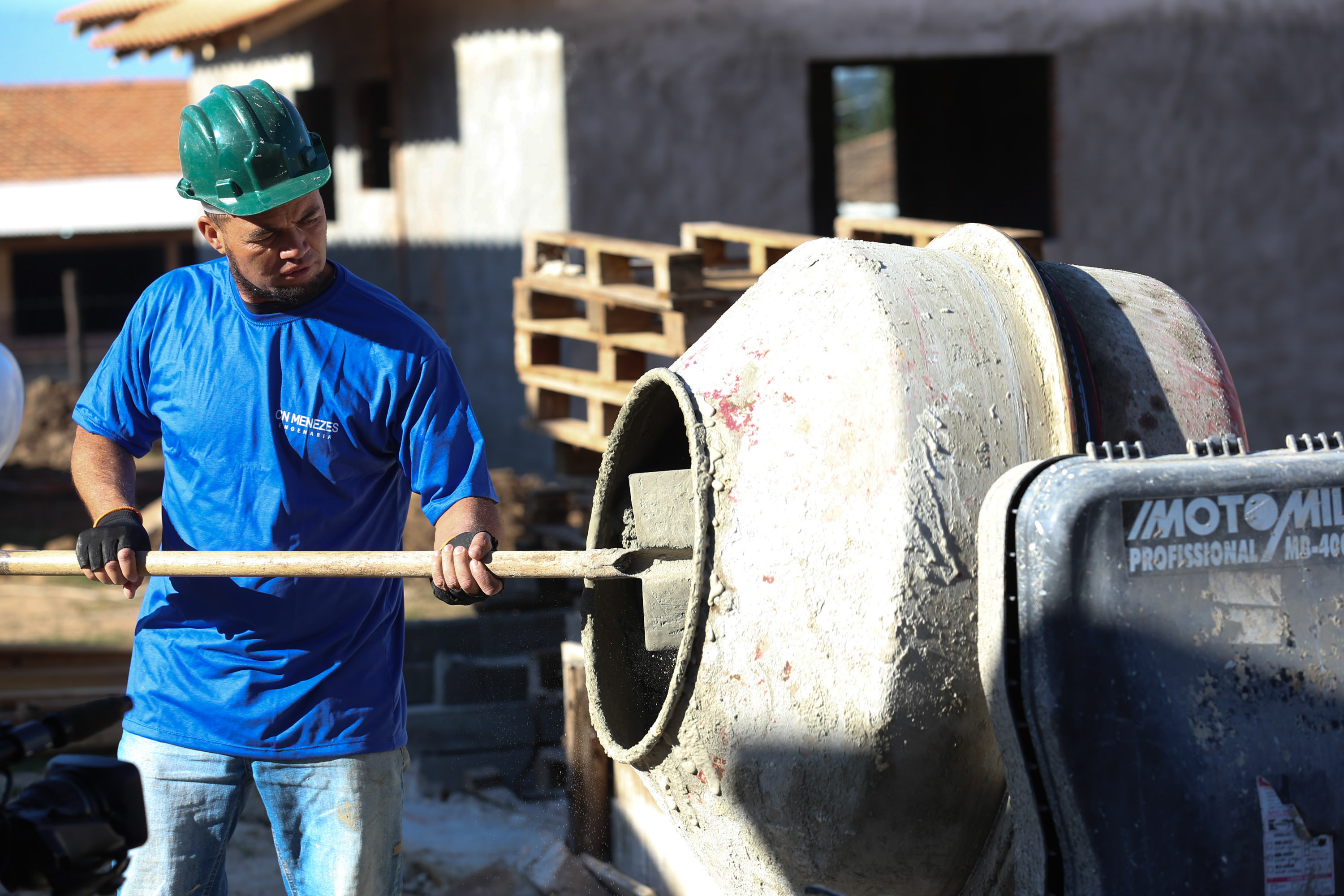 As 30 casas do novo conjunto habitacional de São João do Triunfo ainda têm a cor cinza de reboco na parede, madeira exposta nos telhados e como pano de fundo o corre-corre da construção civil, mas elas já estão visíveis em um espaço plano de 13,7 mil metros quadrados