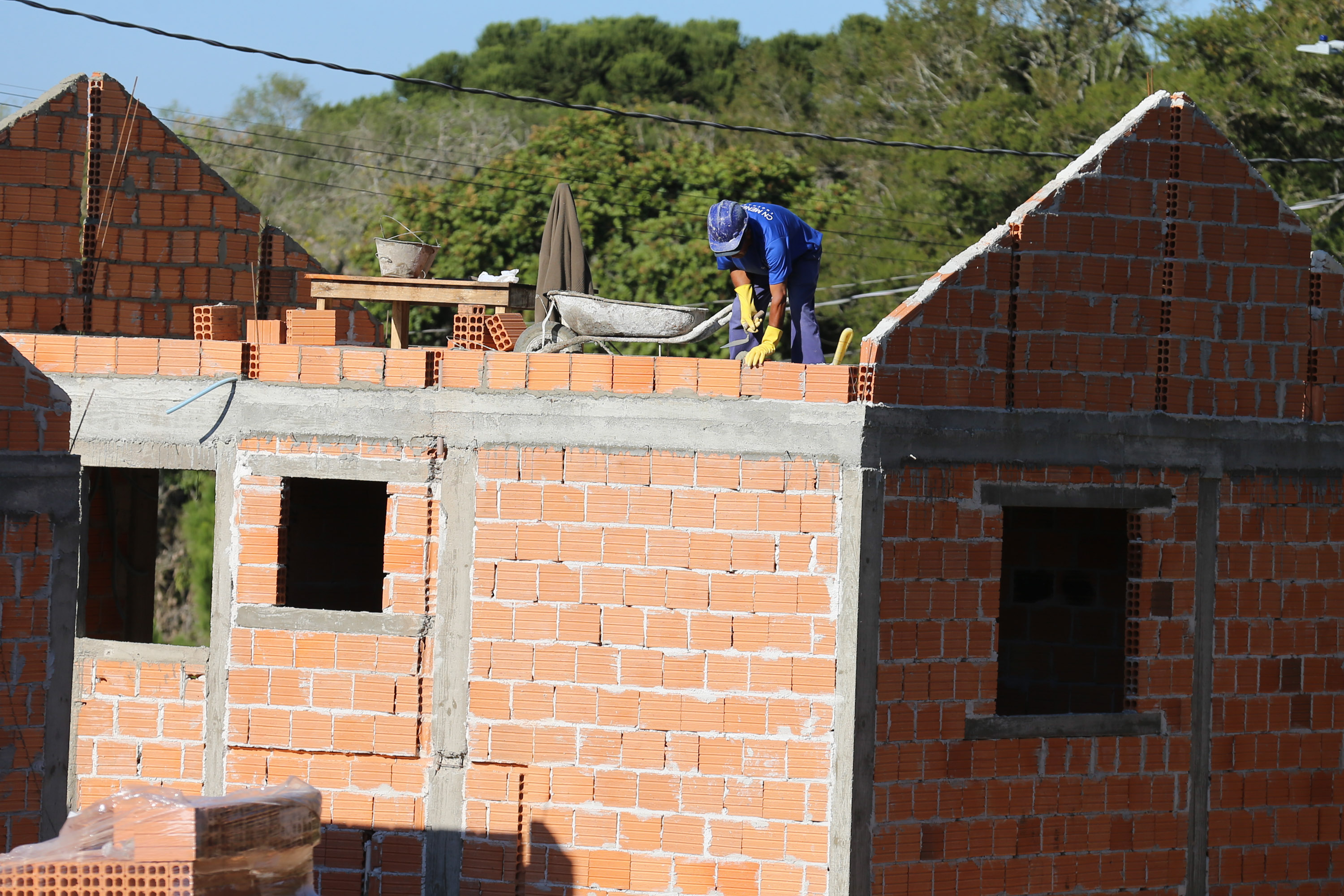 As 30 casas do novo conjunto habitacional de São João do Triunfo ainda têm a cor cinza de reboco na parede, madeira exposta nos telhados e como pano de fundo o corre-corre da construção civil, mas elas já estão visíveis em um espaço plano de 13,7 mil metros quadrados