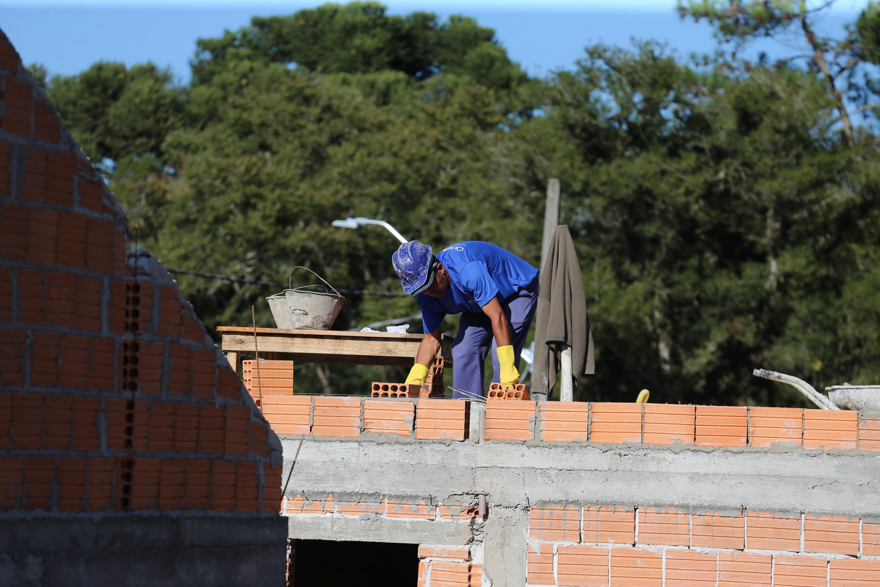 As 30 casas do novo conjunto habitacional de São João do Triunfo ainda têm a cor cinza de reboco na parede, madeira exposta nos telhados e como pano de fundo o corre-corre da construção civil, mas elas já estão visíveis em um espaço plano de 13,7 mil metros quadrados