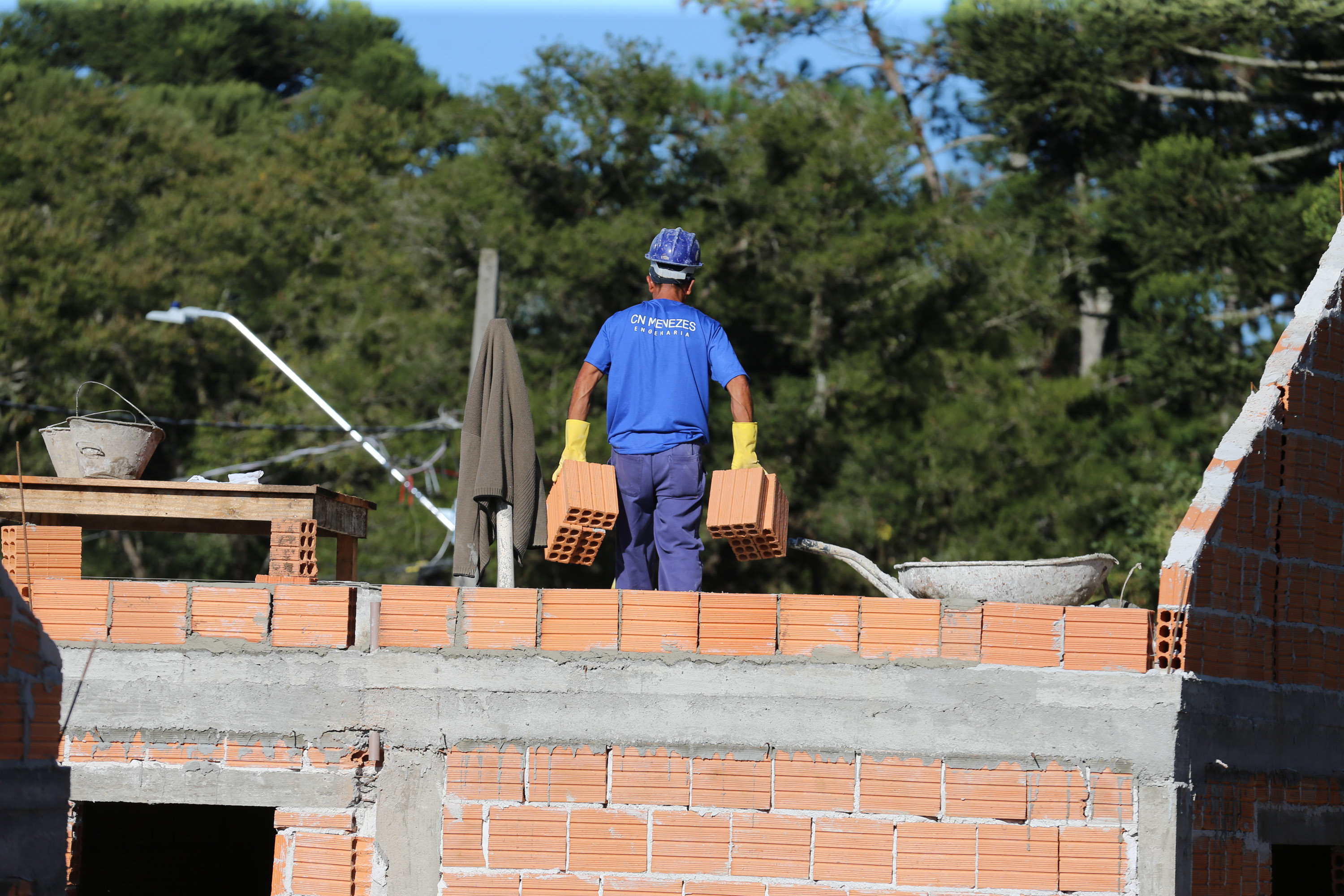 As 30 casas do novo conjunto habitacional de São João do Triunfo ainda têm a cor cinza de reboco na parede, madeira exposta nos telhados e como pano de fundo o corre-corre da construção civil, mas elas já estão visíveis em um espaço plano de 13,7 mil metros quadrados