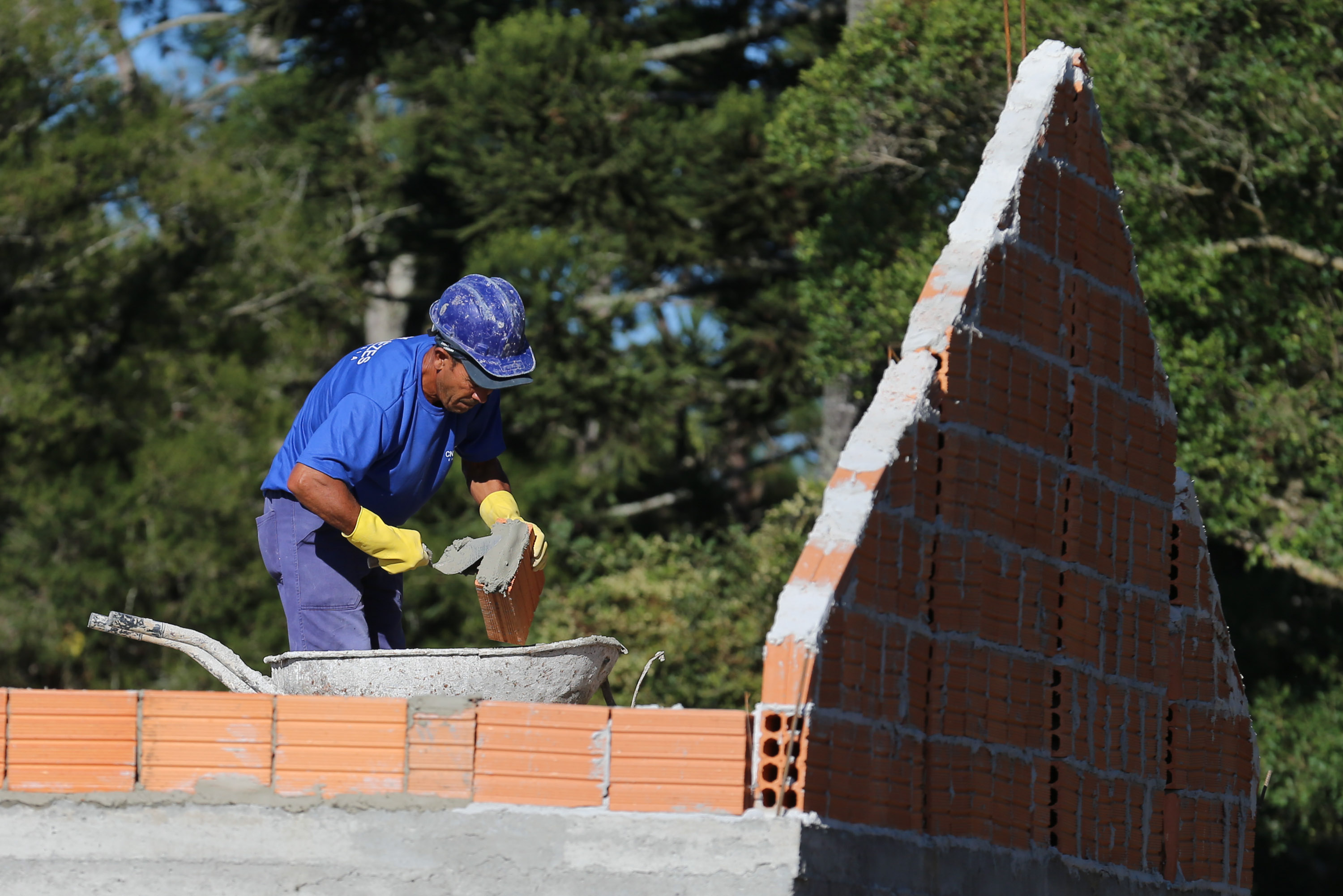 As 30 casas do novo conjunto habitacional de São João do Triunfo ainda têm a cor cinza de reboco na parede, madeira exposta nos telhados e como pano de fundo o corre-corre da construção civil, mas elas já estão visíveis em um espaço plano de 13,7 mil metros quadrados