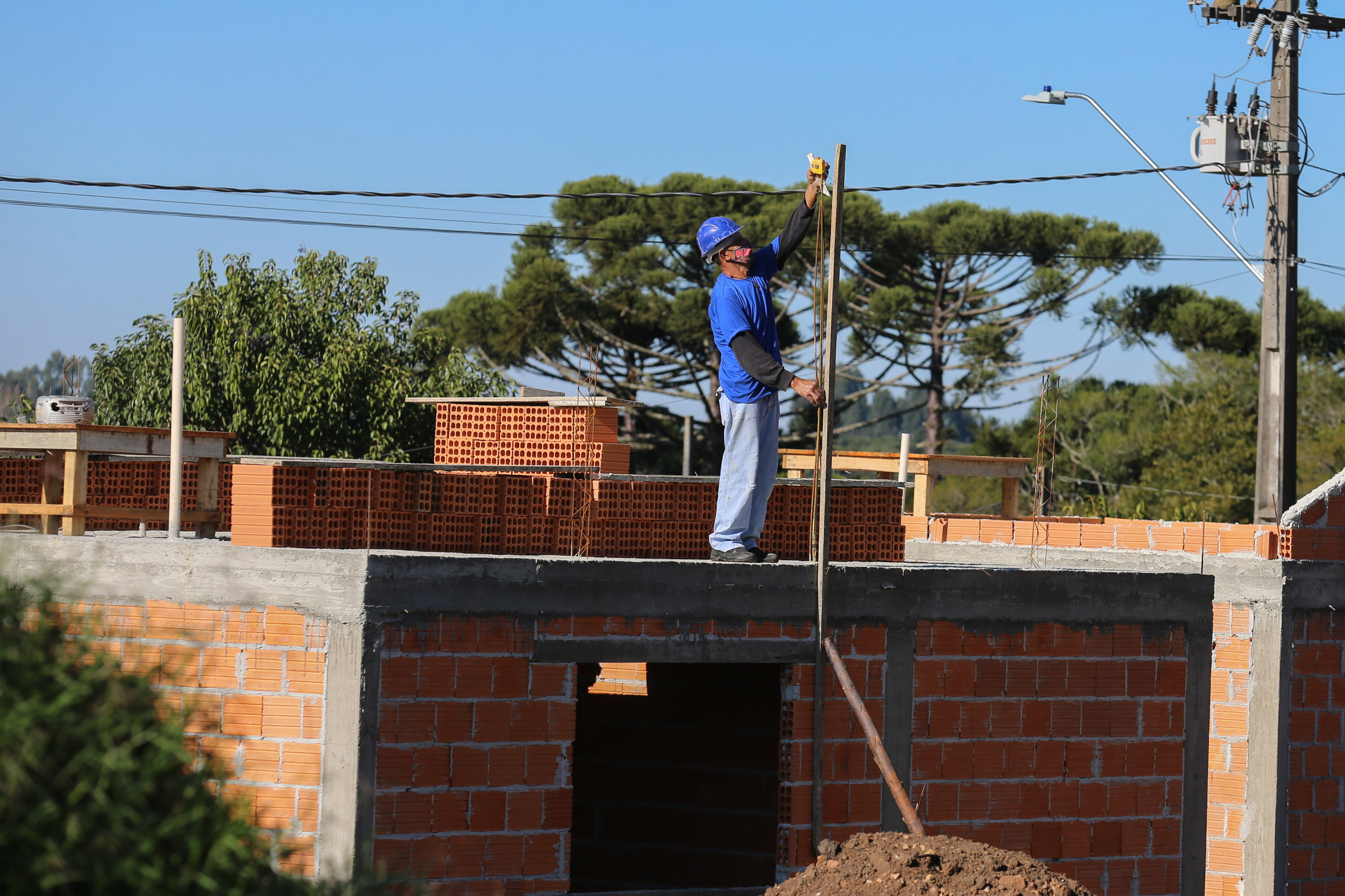 As 30 casas do novo conjunto habitacional de São João do Triunfo ainda têm a cor cinza de reboco na parede, madeira exposta nos telhados e como pano de fundo o corre-corre da construção civil, mas elas já estão visíveis em um espaço plano de 13,7 mil metros quadrados