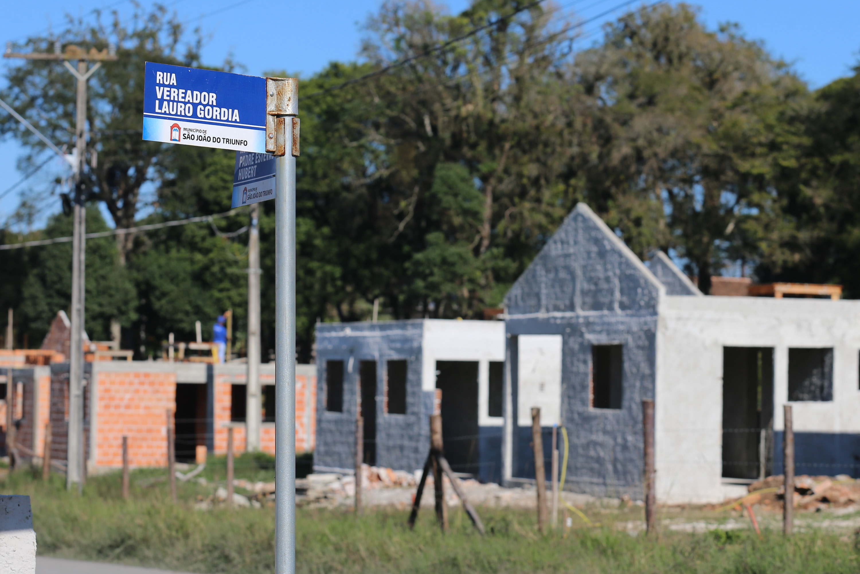 As 30 casas do novo conjunto habitacional de São João do Triunfo ainda têm a cor cinza de reboco na parede, madeira exposta nos telhados e como pano de fundo o corre-corre da construção civil, mas elas já estão visíveis em um espaço plano de 13,7 mil metros quadrados