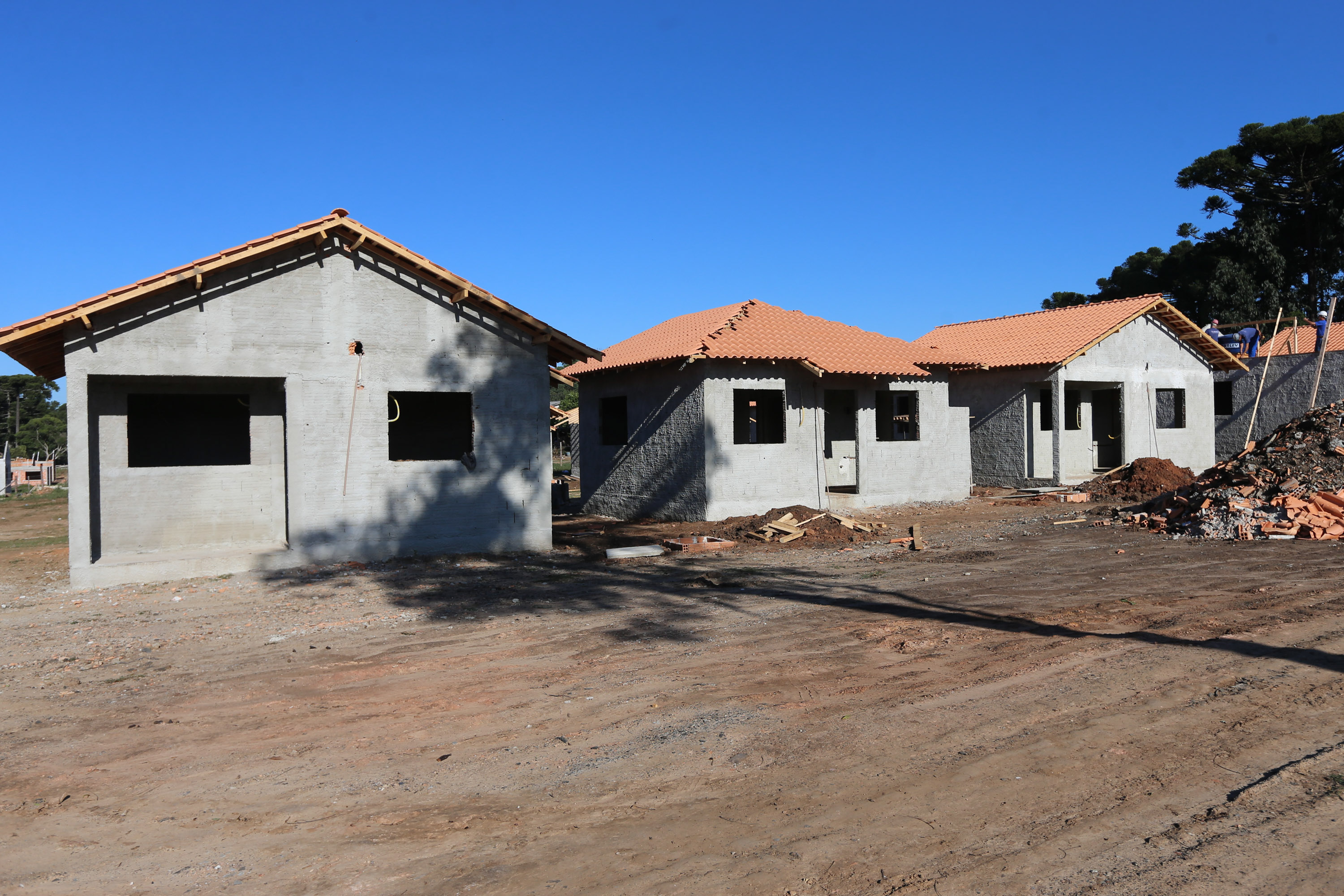 As 30 casas do novo conjunto habitacional de São João do Triunfo ainda têm a cor cinza de reboco na parede, madeira exposta nos telhados e como pano de fundo o corre-corre da construção civil, mas elas já estão visíveis em um espaço plano de 13,7 mil metros quadrados