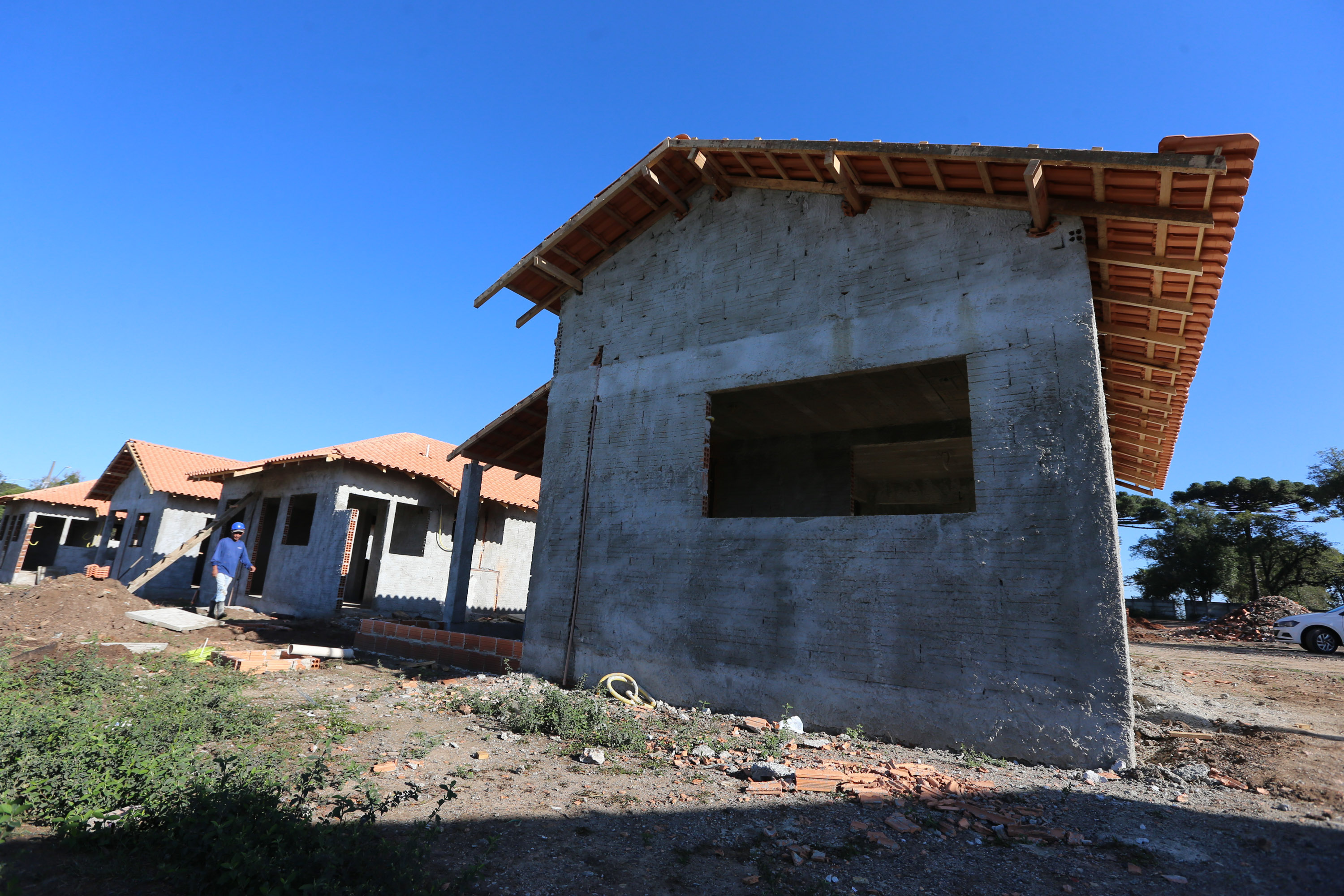 As 30 casas do novo conjunto habitacional de São João do Triunfo ainda têm a cor cinza de reboco na parede, madeira exposta nos telhados e como pano de fundo o corre-corre da construção civil, mas elas já estão visíveis em um espaço plano de 13,7 mil metros quadrados