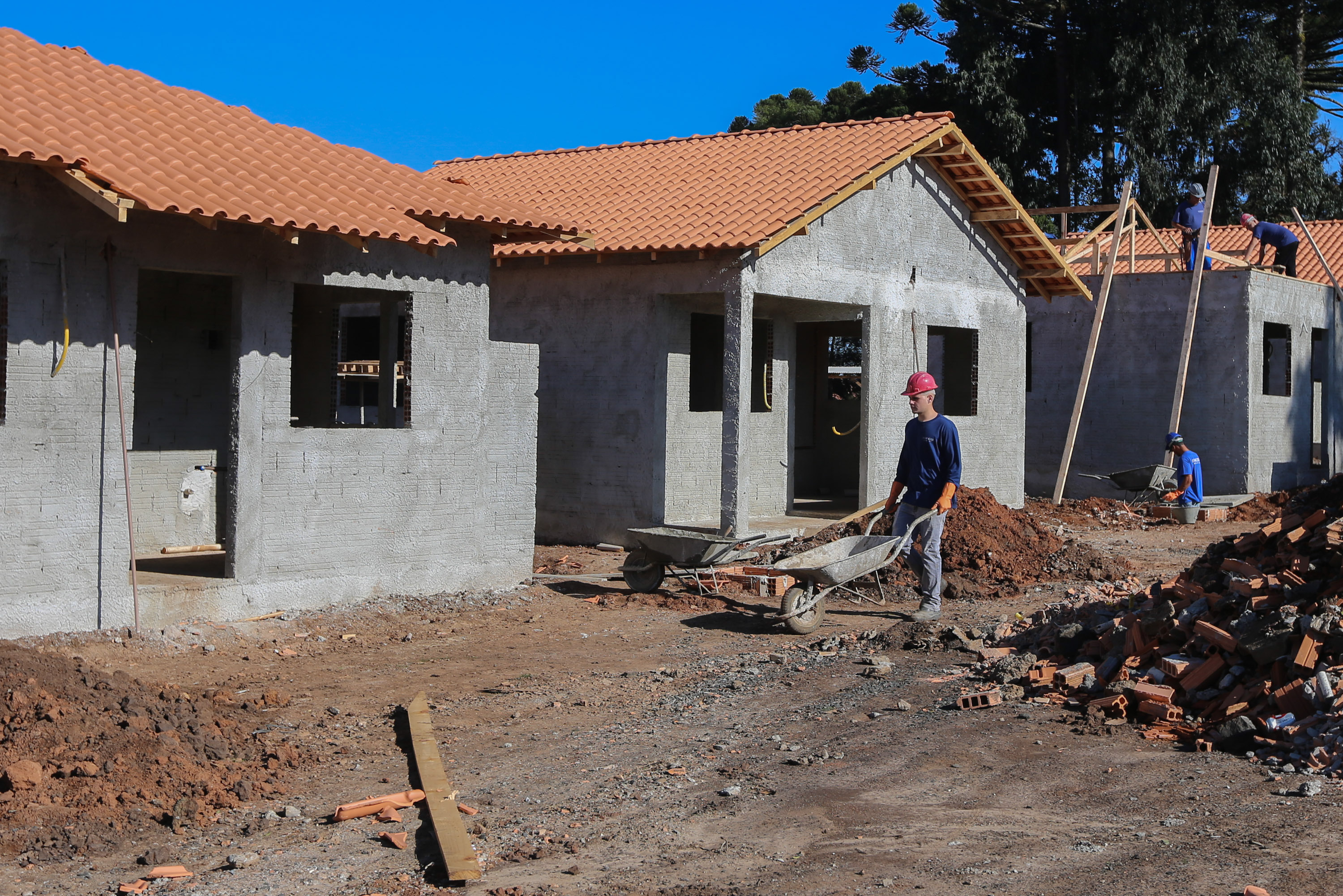 As 30 casas do novo conjunto habitacional de São João do Triunfo ainda têm a cor cinza de reboco na parede, madeira exposta nos telhados e como pano de fundo o corre-corre da construção civil, mas elas já estão visíveis em um espaço plano de 13,7 mil metros quadrados