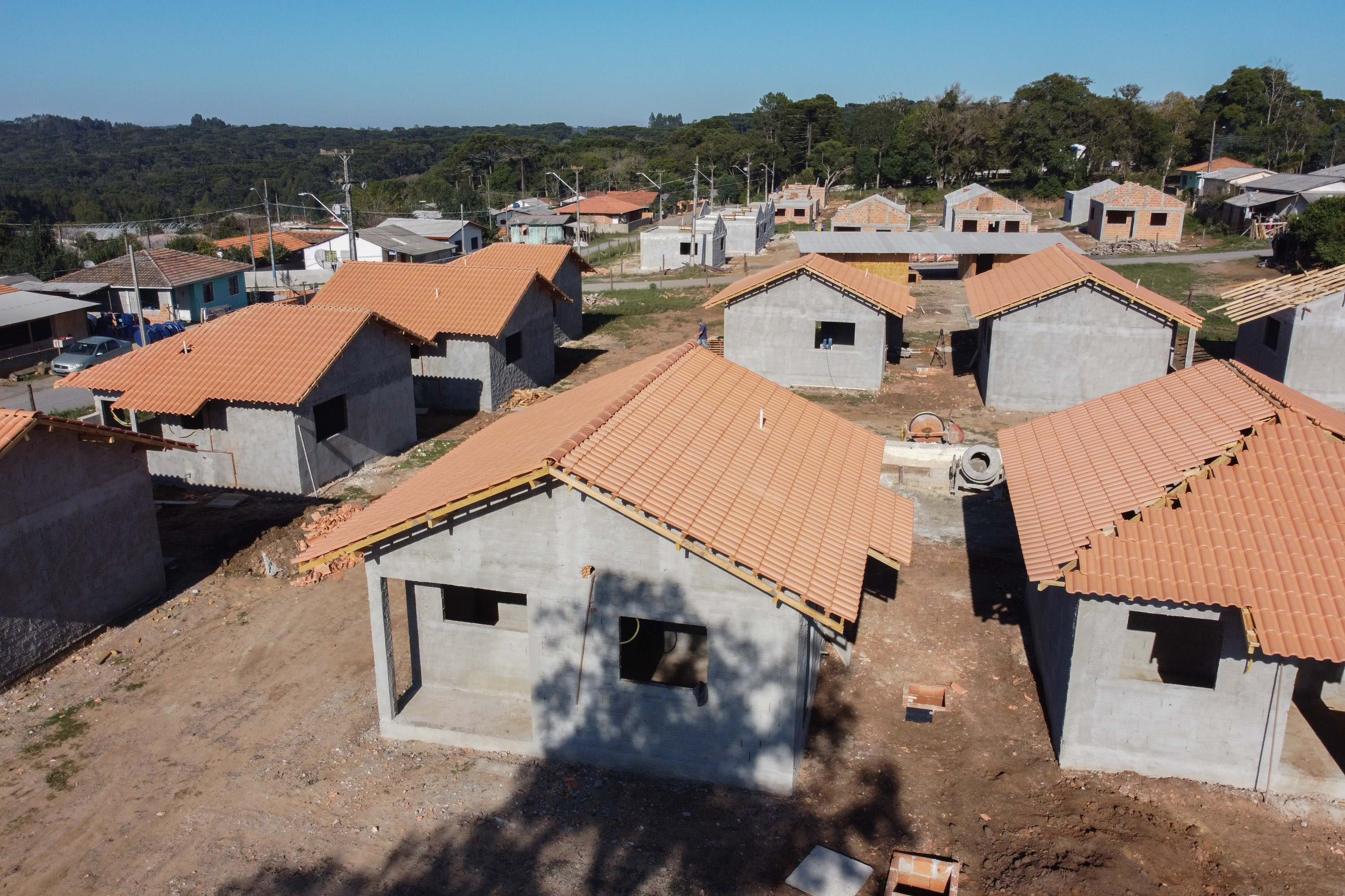 As 30 casas do novo conjunto habitacional de São João do Triunfo ainda têm a cor cinza de reboco na parede, madeira exposta nos telhados e como pano de fundo o corre-corre da construção civil, mas elas já estão visíveis em um espaço plano de 13,7 mil metros quadrados