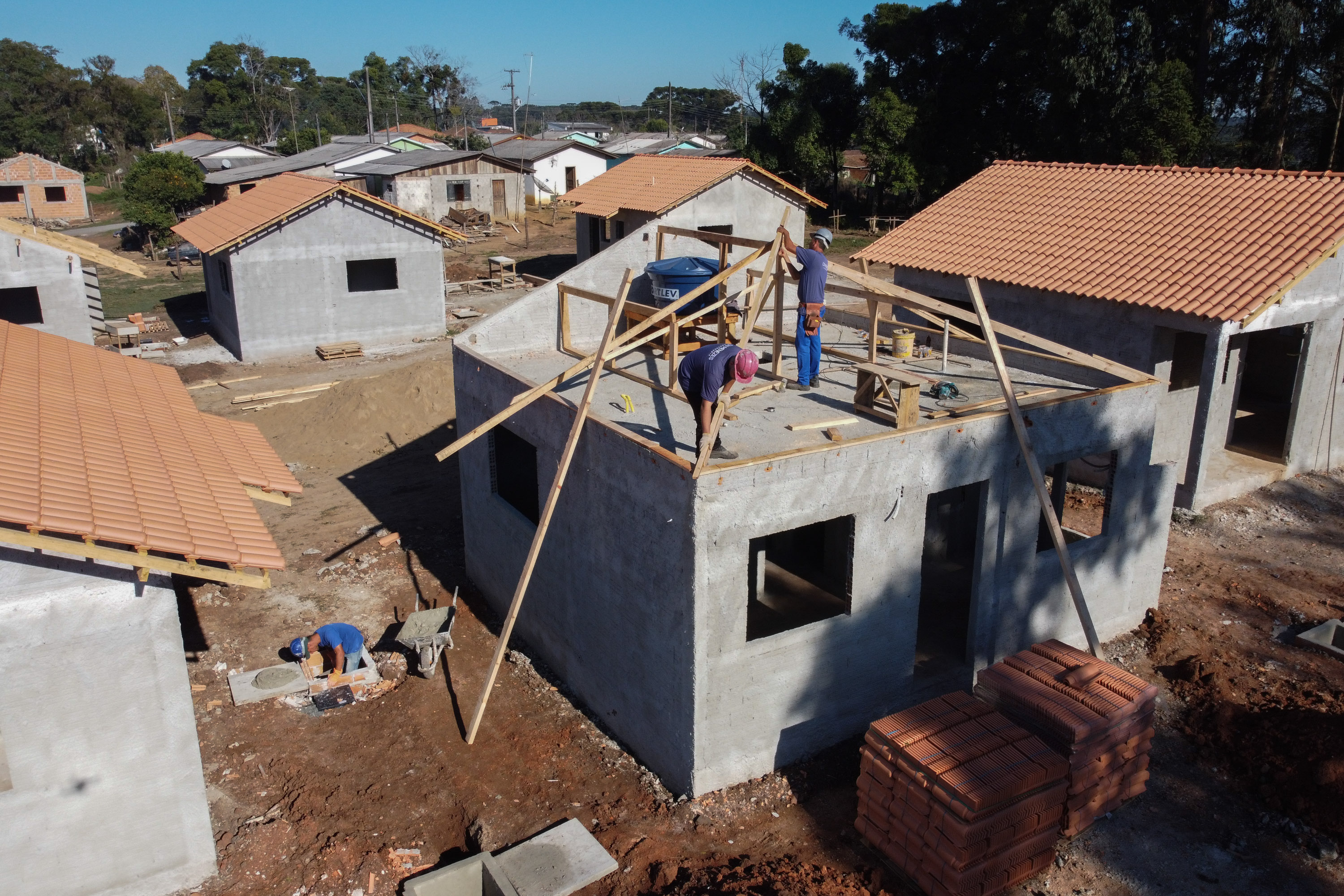 As 30 casas do novo conjunto habitacional de São João do Triunfo ainda têm a cor cinza de reboco na parede, madeira exposta nos telhados e como pano de fundo o corre-corre da construção civil, mas elas já estão visíveis em um espaço plano de 13,7 mil metros quadrados