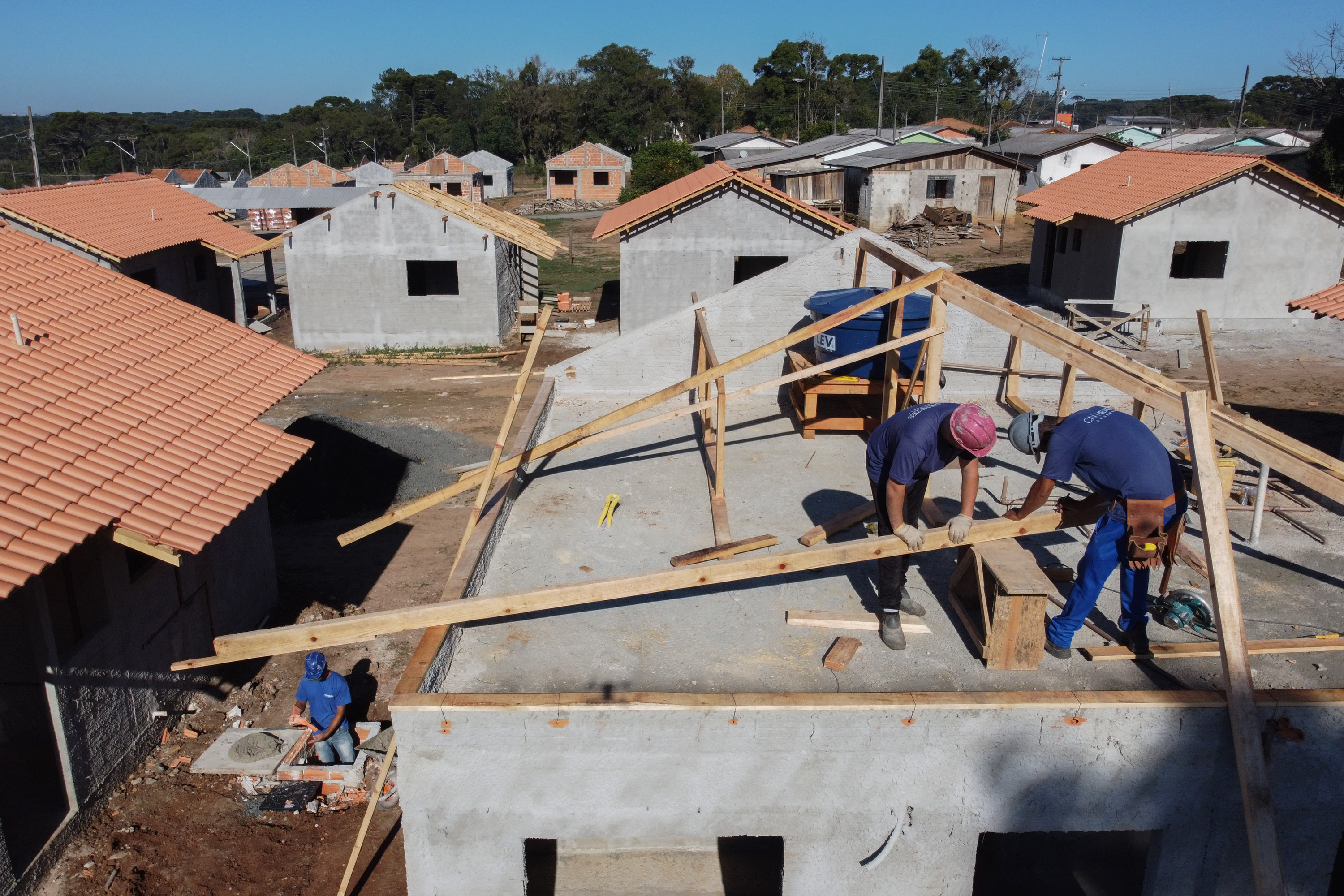 As 30 casas do novo conjunto habitacional de São João do Triunfo ainda têm a cor cinza de reboco na parede, madeira exposta nos telhados e como pano de fundo o corre-corre da construção civil, mas elas já estão visíveis em um espaço plano de 13,7 mil metros quadrados