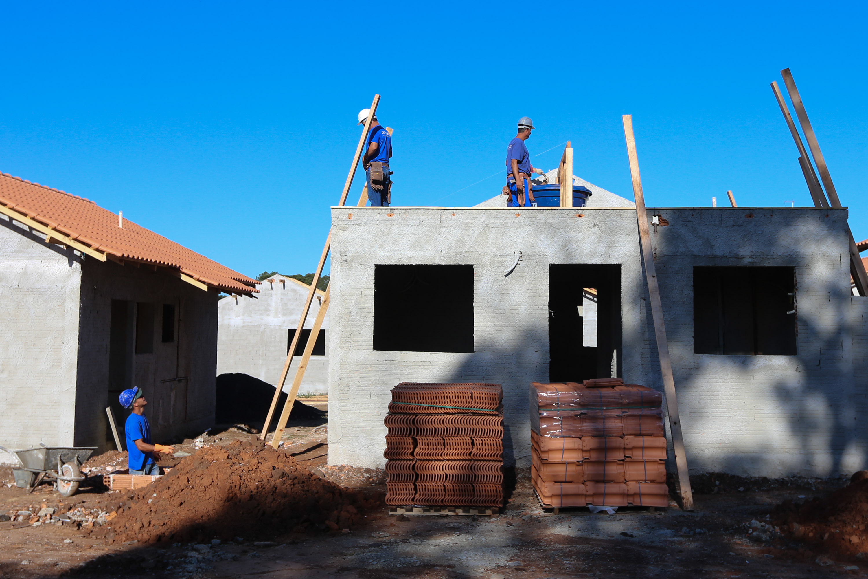 As 30 casas do novo conjunto habitacional de São João do Triunfo ainda têm a cor cinza de reboco na parede, madeira exposta nos telhados e como pano de fundo o corre-corre da construção civil, mas elas já estão visíveis em um espaço plano de 13,7 mil metros quadrados