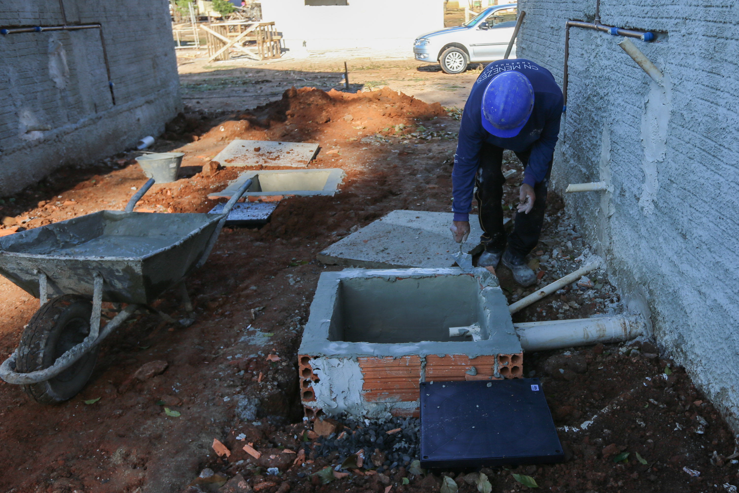 As 30 casas do novo conjunto habitacional de São João do Triunfo ainda têm a cor cinza de reboco na parede, madeira exposta nos telhados e como pano de fundo o corre-corre da construção civil, mas elas já estão visíveis em um espaço plano de 13,7 mil metros quadrados