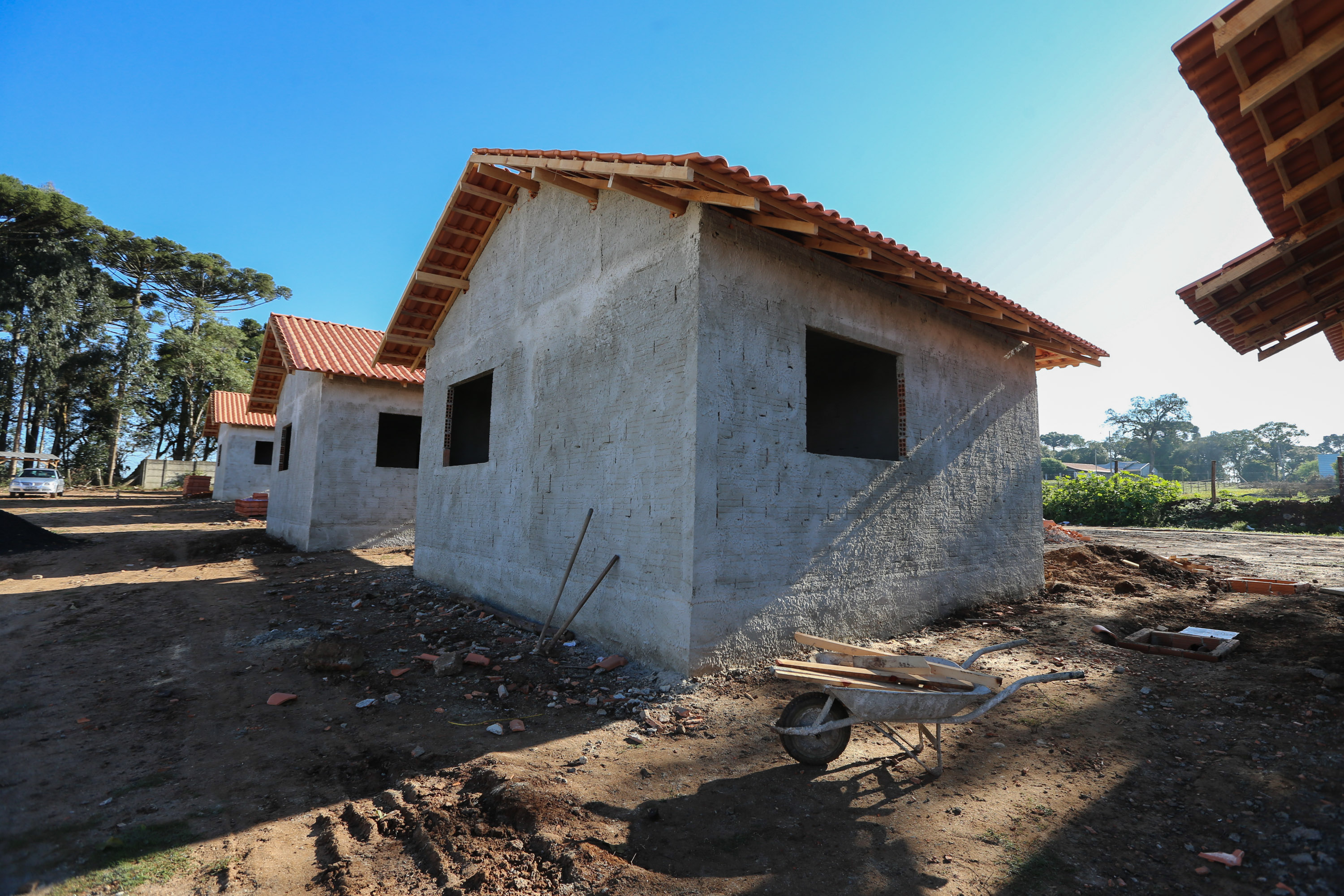 As 30 casas do novo conjunto habitacional de São João do Triunfo ainda têm a cor cinza de reboco na parede, madeira exposta nos telhados e como pano de fundo o corre-corre da construção civil, mas elas já estão visíveis em um espaço plano de 13,7 mil metros quadrados