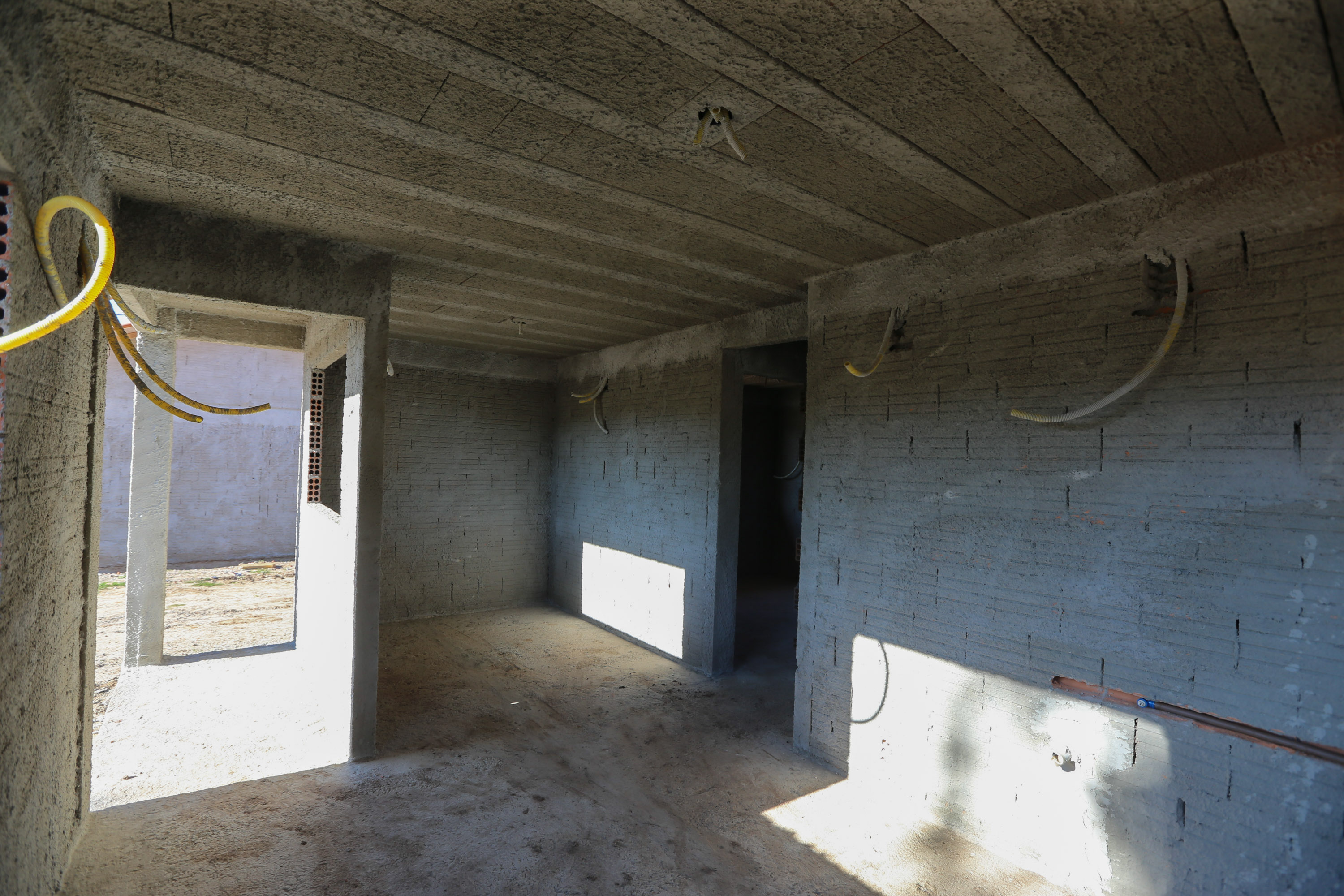 As 30 casas do novo conjunto habitacional de São João do Triunfo ainda têm a cor cinza de reboco na parede, madeira exposta nos telhados e como pano de fundo o corre-corre da construção civil, mas elas já estão visíveis em um espaço plano de 13,7 mil metros quadrados