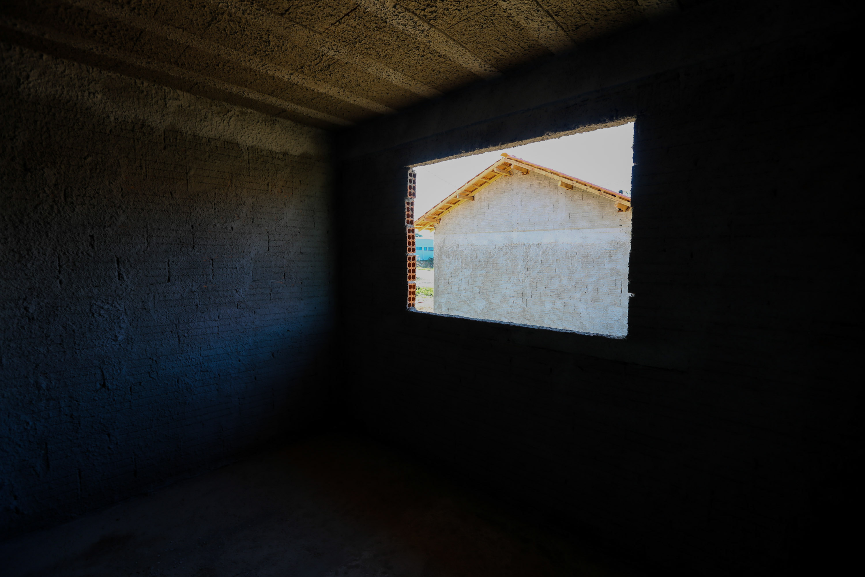 As 30 casas do novo conjunto habitacional de São João do Triunfo ainda têm a cor cinza de reboco na parede, madeira exposta nos telhados e como pano de fundo o corre-corre da construção civil, mas elas já estão visíveis em um espaço plano de 13,7 mil metros quadrados