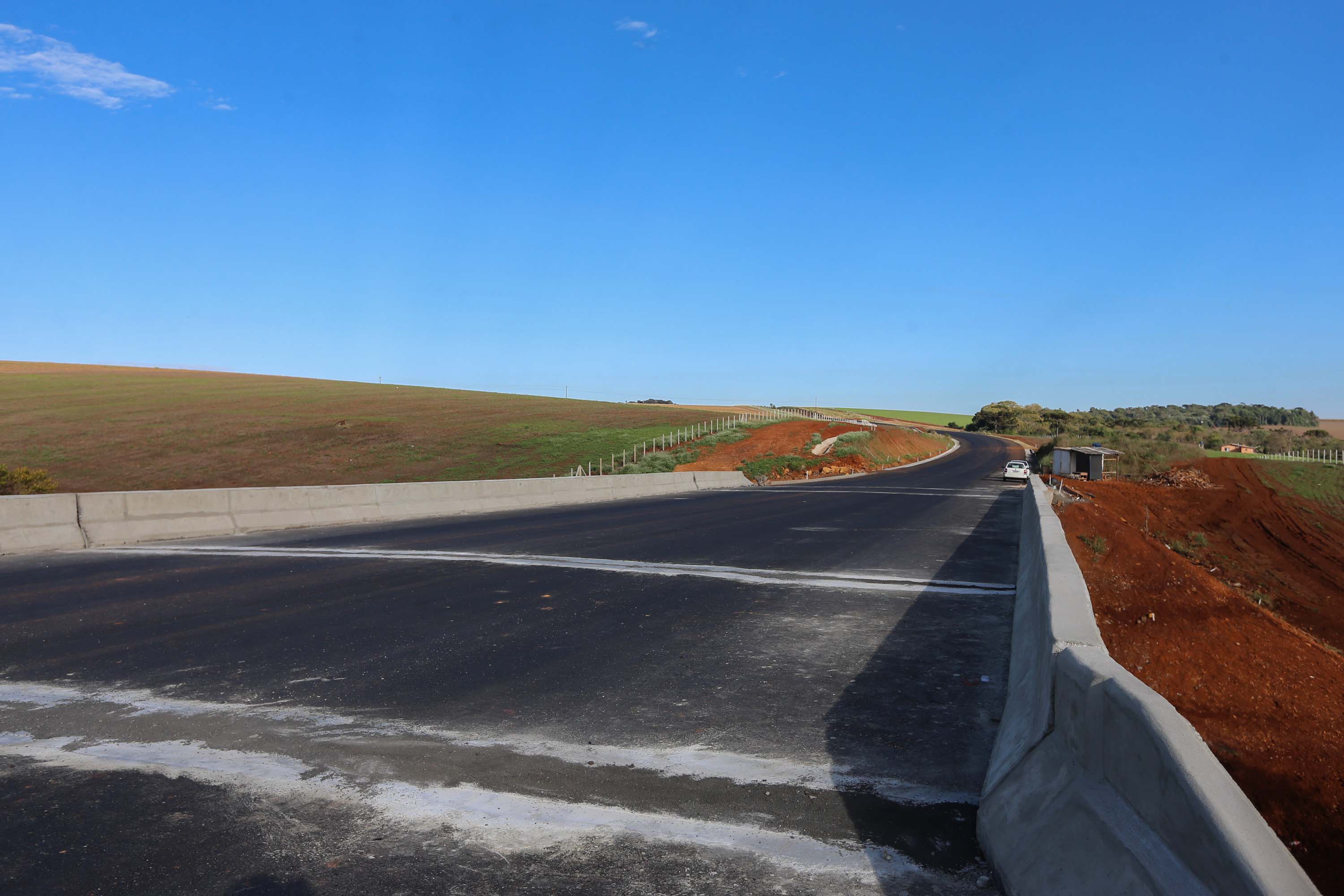 Obras do  Contorno Noroeste de Pato Branco com um viaduto erguido sobre a BR-158, uma ponte sobre o Rio Ligeiro e cinco quilômetros de rodovia até a PR-493 em Itapejara D Oeste. O objetivo é enviar todo o tráfego  de caminhões, para o contorno, aliviando o trânsito urbano.Foto: Geraldo Bubniak/AEN