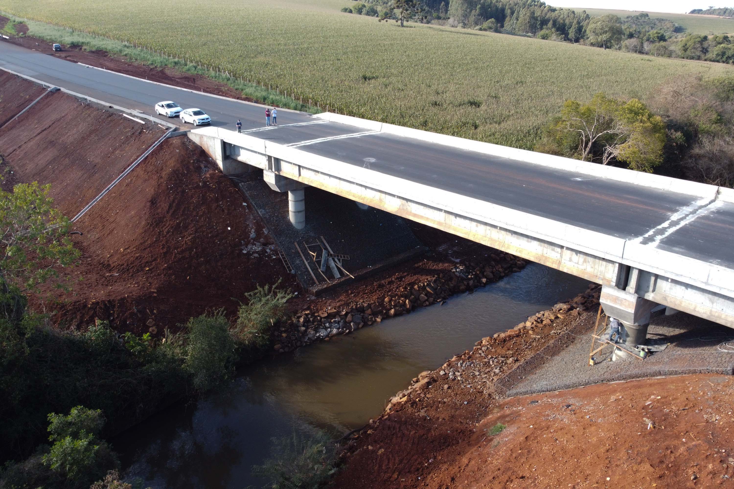 Obras do  Contorno Noroeste de Pato Branco com um viaduto erguido sobre a BR-158, uma ponte sobre o Rio Ligeiro e cinco quilômetros de rodovia até a PR-493 em Itapejara D Oeste. O objetivo é enviar todo o tráfego  de caminhões, para o contorno, aliviando o trânsito urbano.Foto: Geraldo Bubniak/AEN