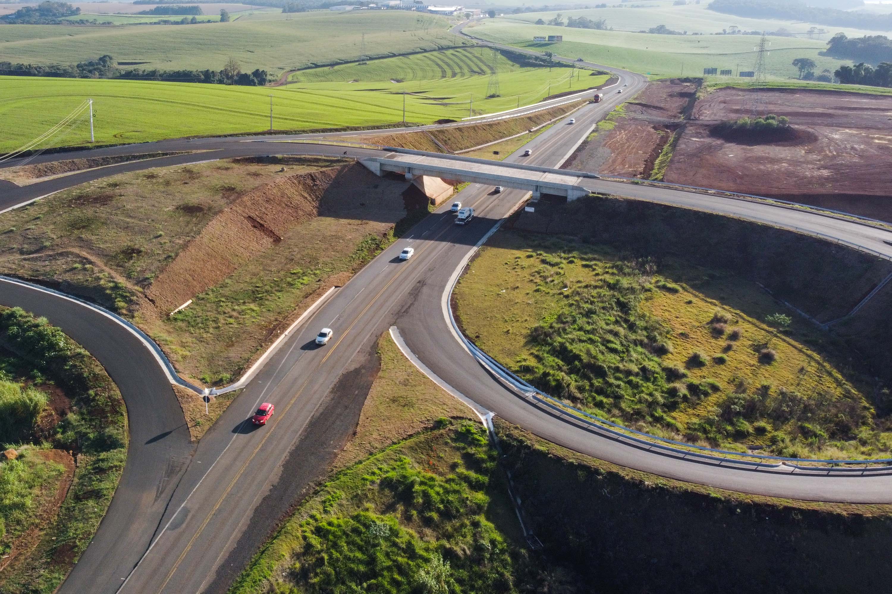 Obras do  Contorno Noroeste de Pato Branco com um viaduto erguido sobre a BR-158, uma ponte sobre o Rio Ligeiro e cinco quilômetros de rodovia até a PR-493 em Itapejara D Oeste. O objetivo é enviar todo o tráfego  de caminhões, para o contorno, aliviando o trânsito urbano.Foto: Geraldo Bubniak/AEN