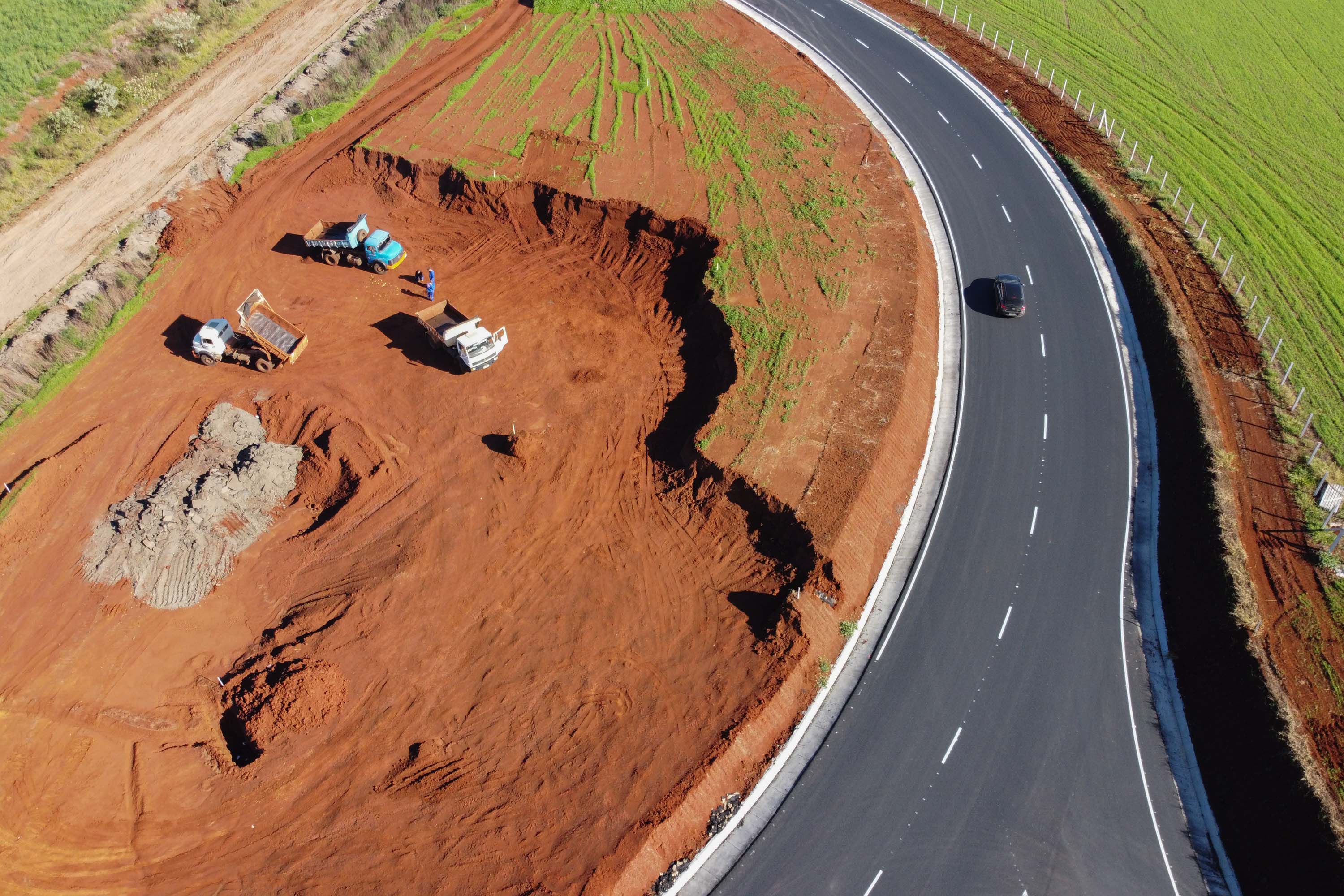 Obras do  Contorno Noroeste de Pato Branco com um viaduto erguido sobre a BR-158, uma ponte sobre o Rio Ligeiro e cinco quilômetros de rodovia até a PR-493 em Itapejara D Oeste. O objetivo é enviar todo o tráfego  de caminhões, para o contorno, aliviando o trânsito urbano.Foto: Geraldo Bubniak/AEN