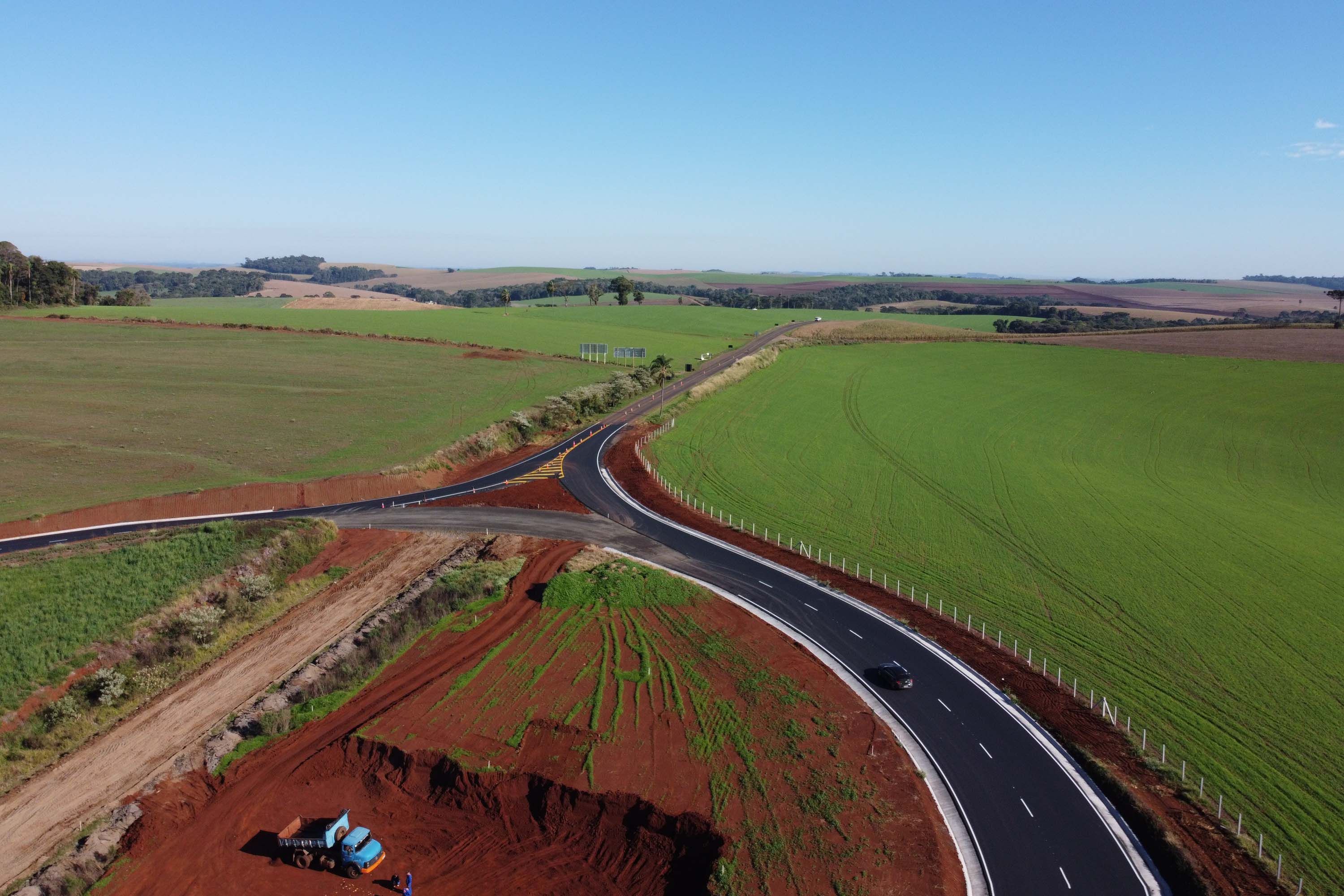 Obras do  Contorno Noroeste de Pato Branco com um viaduto erguido sobre a BR-158, uma ponte sobre o Rio Ligeiro e cinco quilômetros de rodovia até a PR-493 em Itapejara D Oeste. O objetivo é enviar todo o tráfego  de caminhões, para o contorno, aliviando o trânsito urbano.Foto: Geraldo Bubniak/AEN