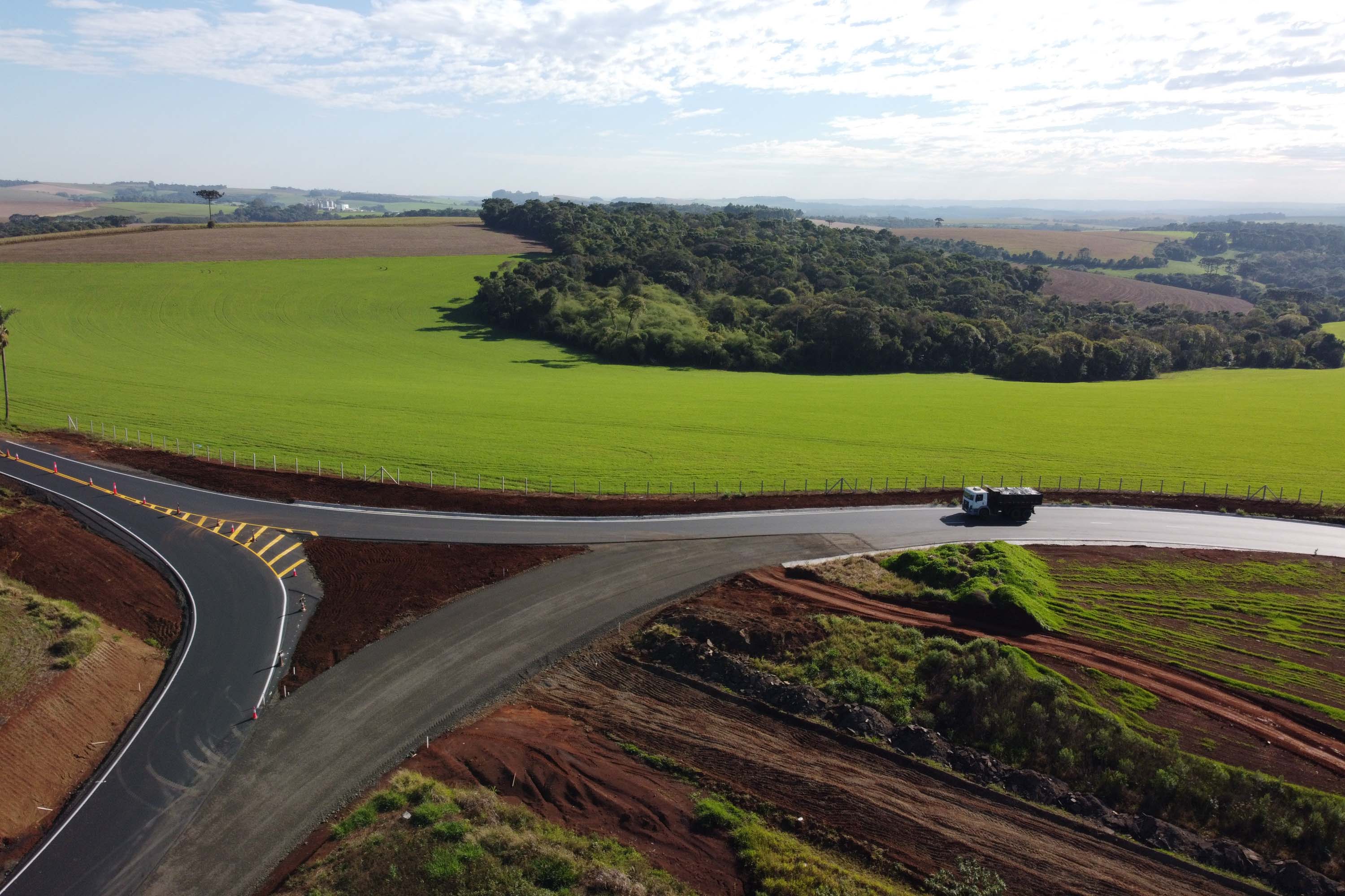 Obras do  Contorno Noroeste de Pato Branco com um viaduto erguido sobre a BR-158, uma ponte sobre o Rio Ligeiro e cinco quilômetros de rodovia até a PR-493 em Itapejara D Oeste. O objetivo é enviar todo o tráfego  de caminhões, para o contorno, aliviando o trânsito urbano.Foto: Geraldo Bubniak/AEN