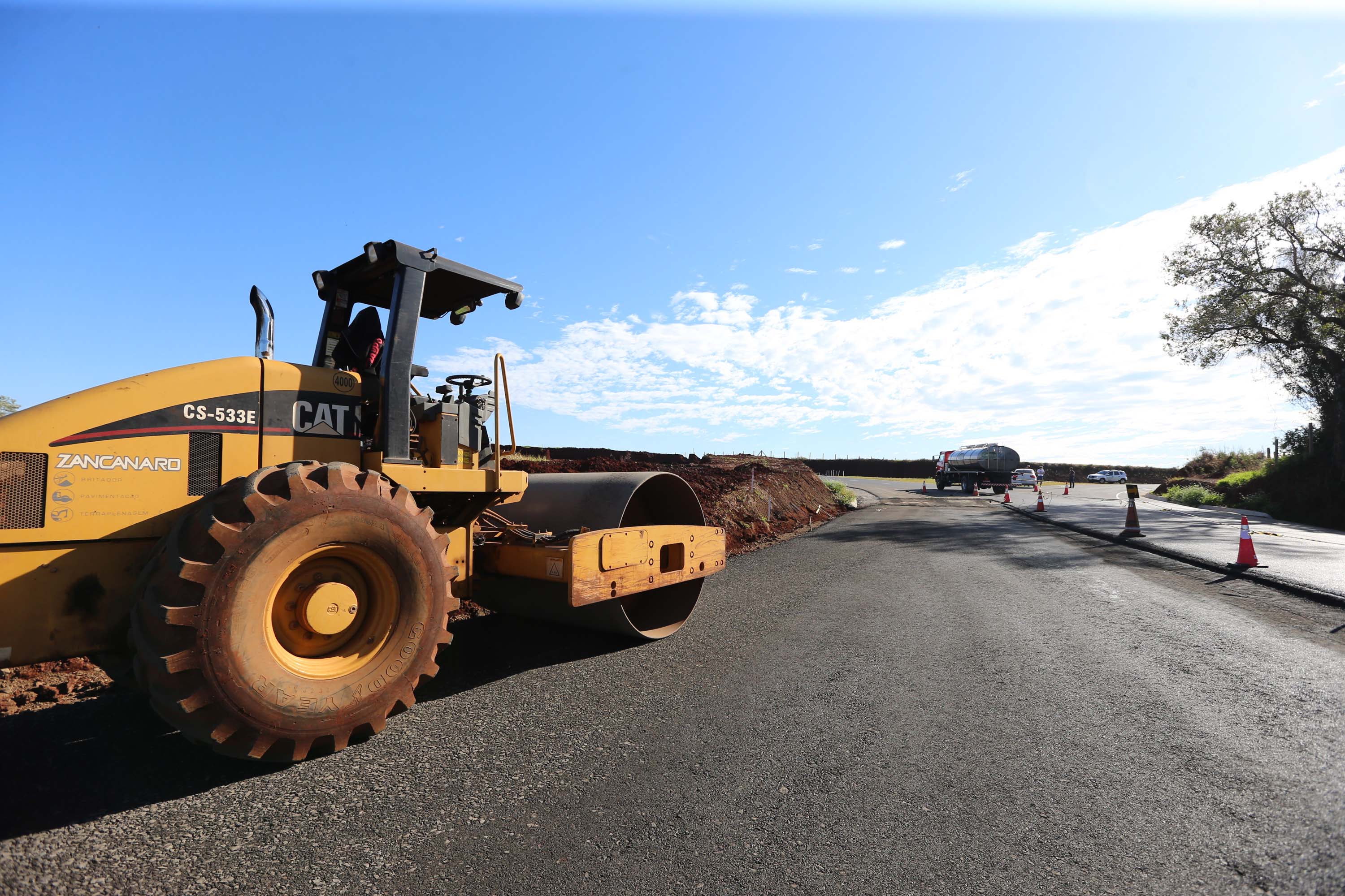 Obras do  Contorno Noroeste de Pato Branco com um viaduto erguido sobre a BR-158, uma ponte sobre o Rio Ligeiro e cinco quilômetros de rodovia até a PR-493 em Itapejara D Oeste. O objetivo é enviar todo o tráfego  de caminhões, para o contorno, aliviando o trânsito urbano.Foto: Geraldo Bubniak/AEN