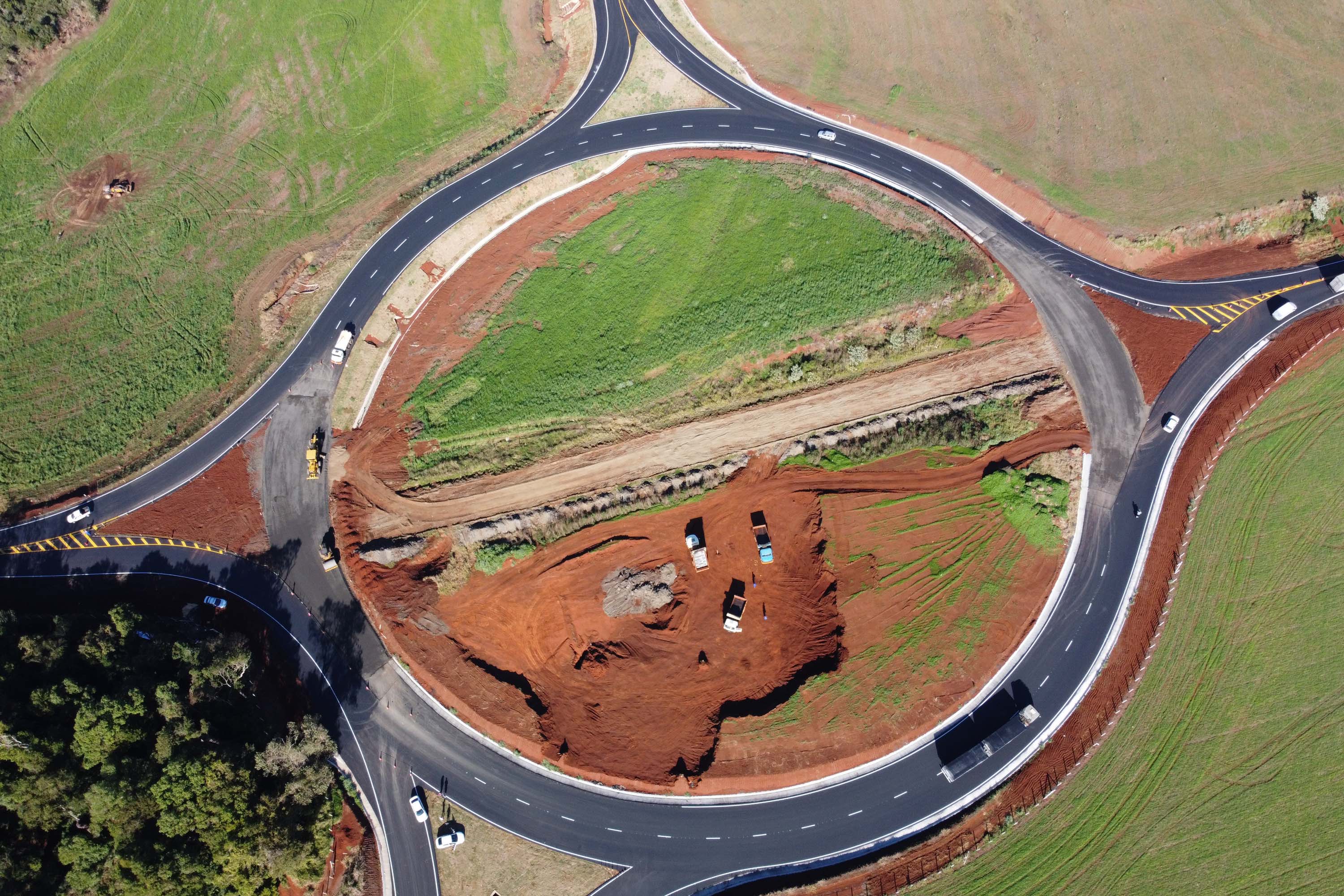Obras do  Contorno Noroeste de Pato Branco com um viaduto erguido sobre a BR-158, uma ponte sobre o Rio Ligeiro e cinco quilômetros de rodovia até a PR-493 em Itapejara D Oeste. O objetivo é enviar todo o tráfego  de caminhões, para o contorno, aliviando o trânsito urbano.Foto: Geraldo Bubniak/AEN
